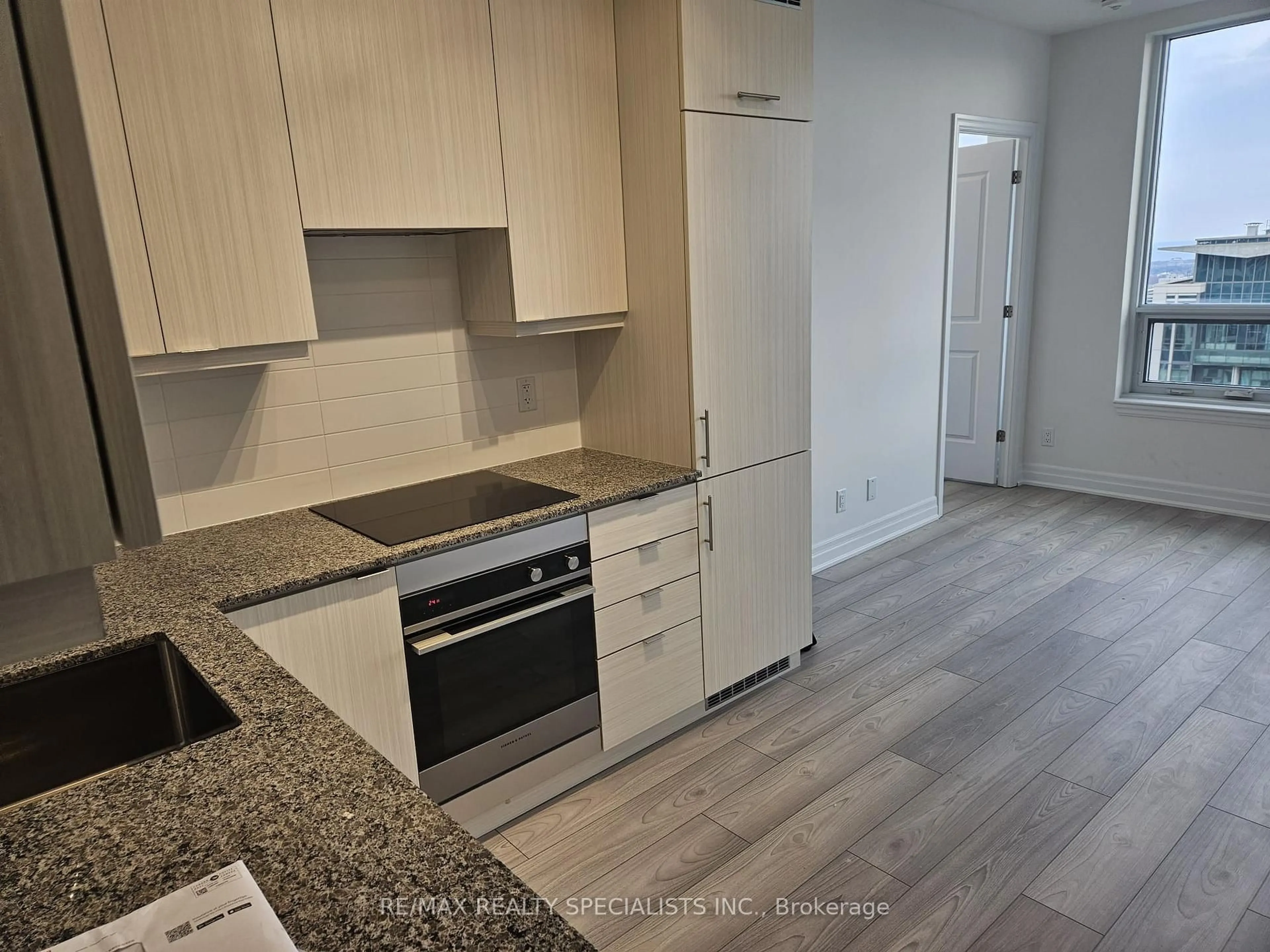 Standard kitchen, unknown for 36 ELM Dr #3605, Mississauga Ontario L5B 0N3