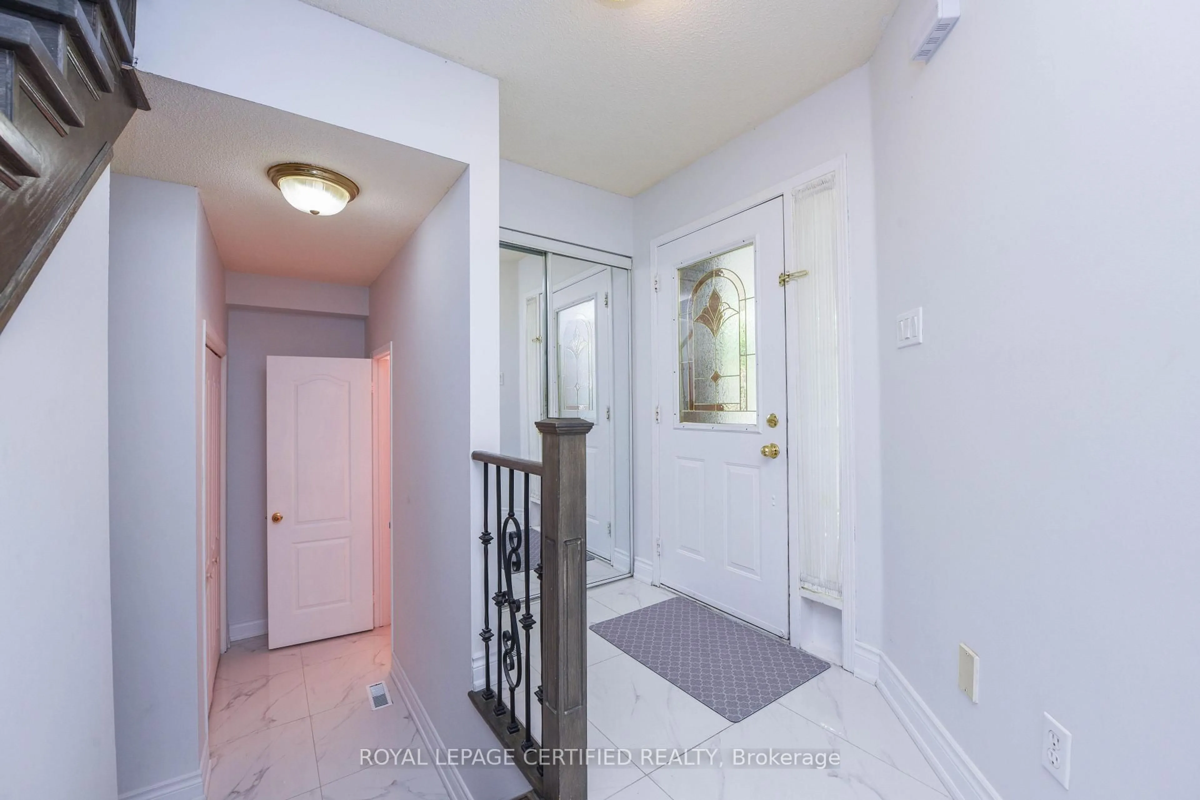 Indoor entryway for 6037 Clover Ridge Cres, Mississauga Ontario L5N 7B4