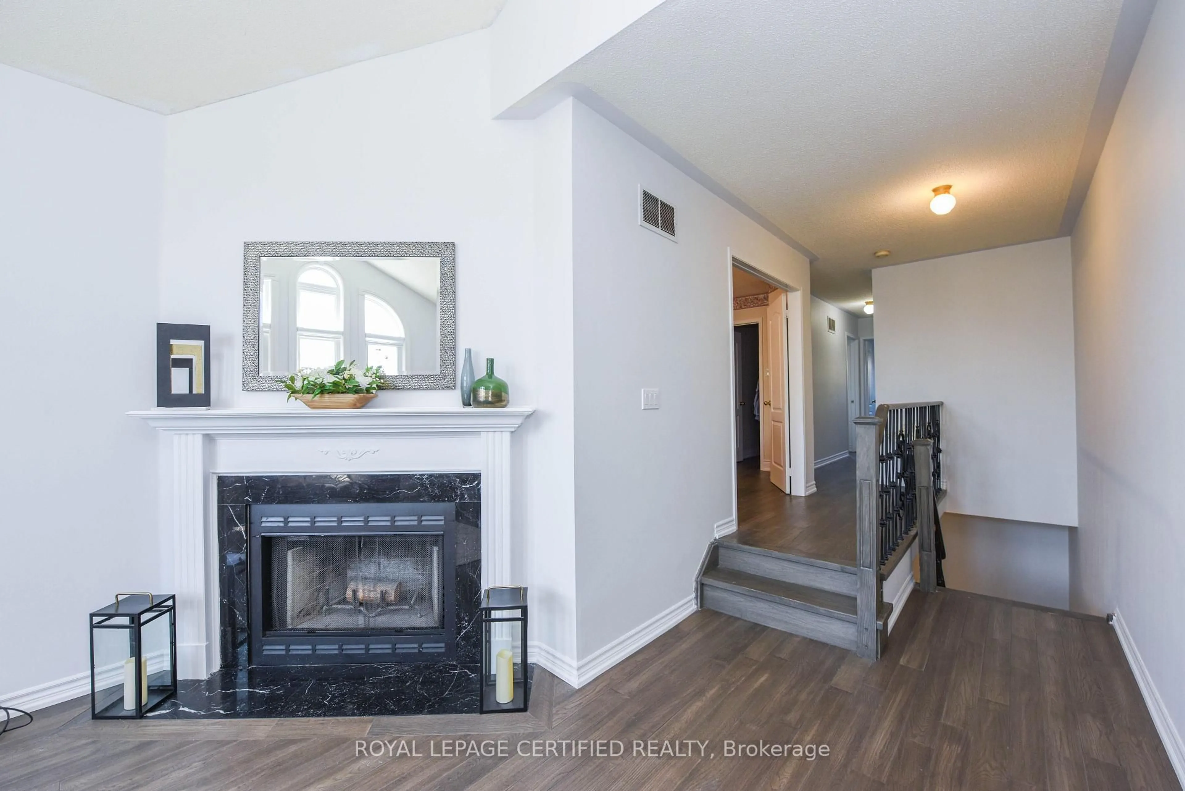 Indoor entryway for 6037 Clover Ridge Cres, Mississauga Ontario L5N 7B4