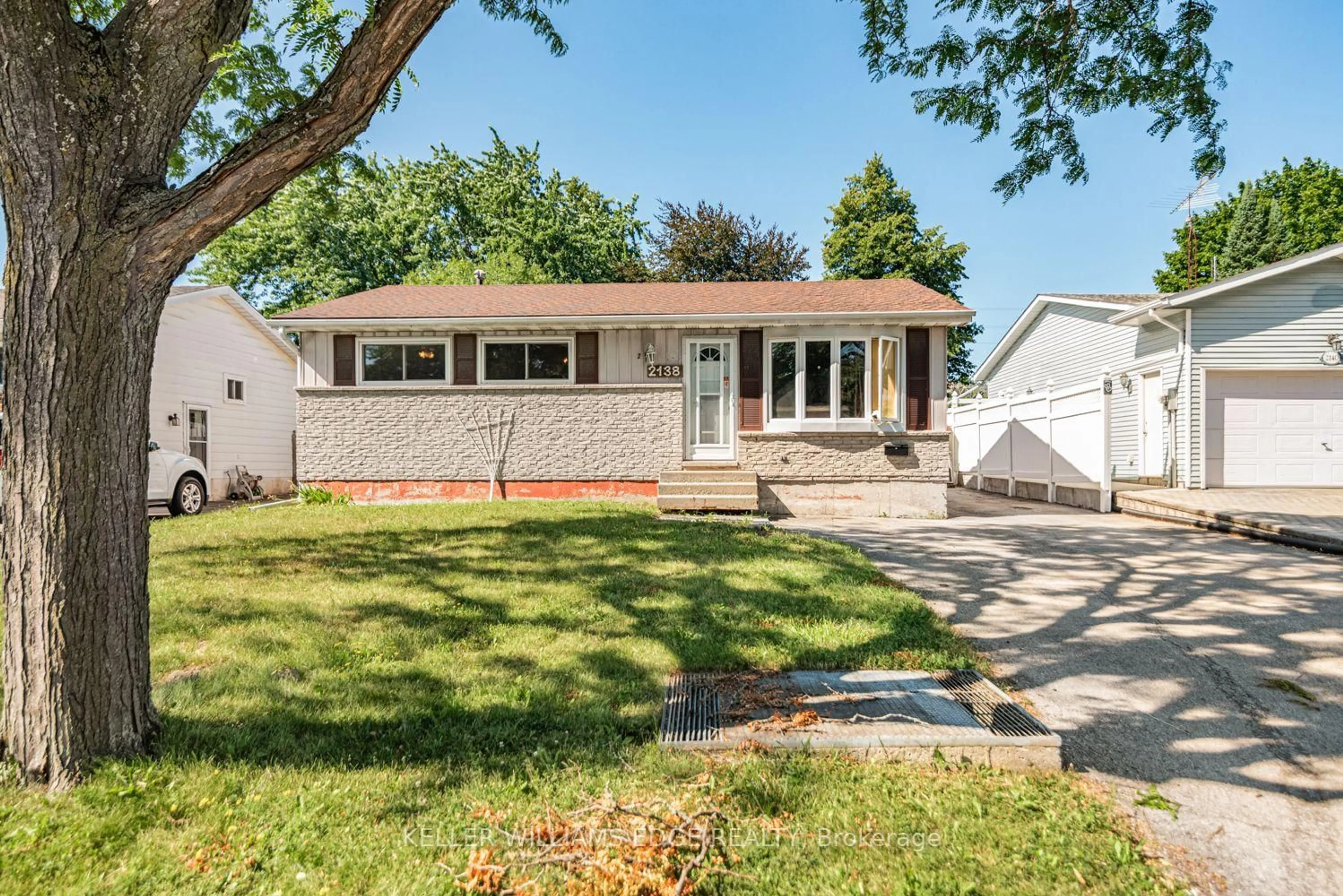 Home with vinyl exterior material, street for 2138 Falmouth Terr, Burlington Ontario L7P 1X9