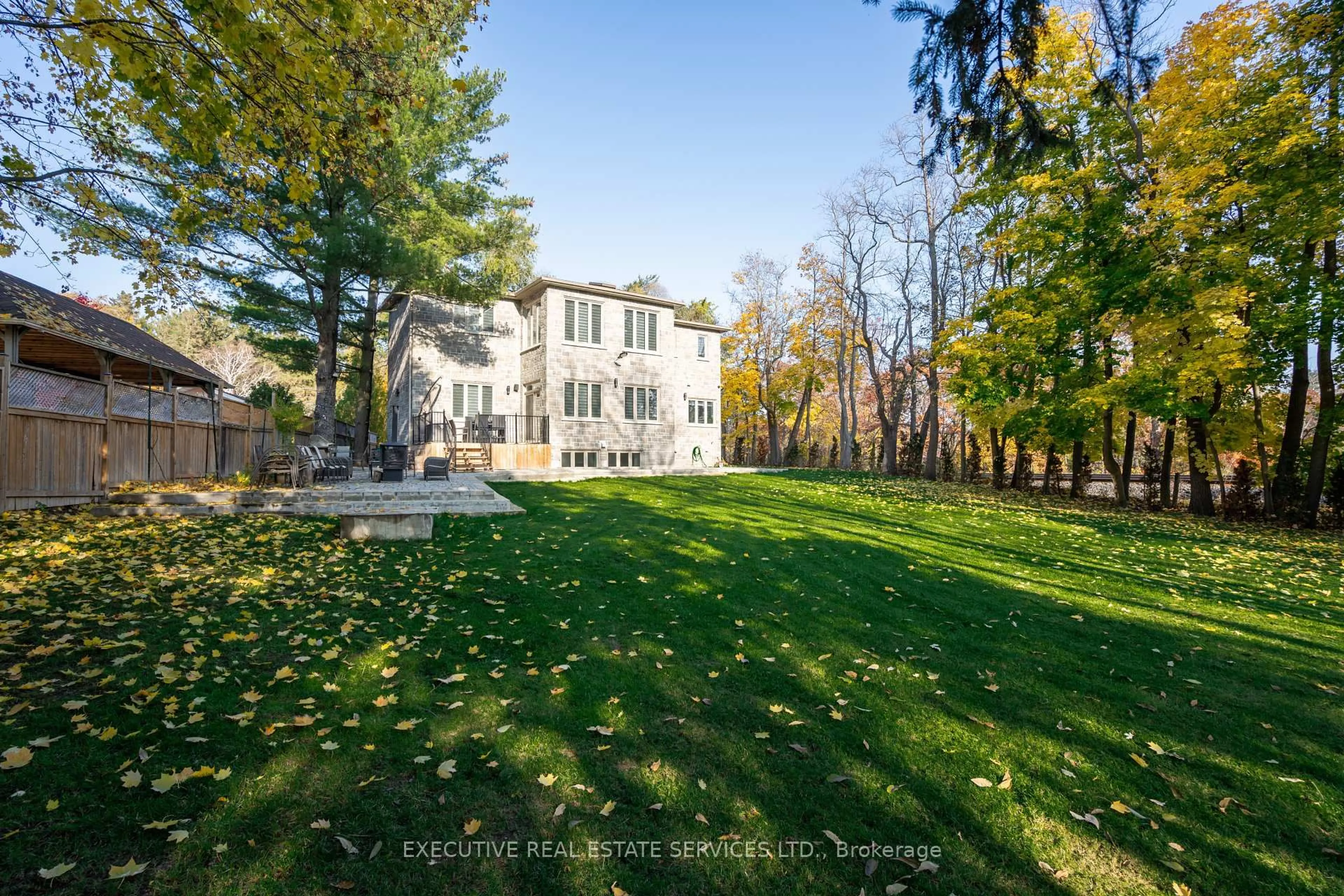 A pic from outside/outdoor area/front of a property/back of a property/a pic from drone, unknown for 1138 Garden Rd, Mississauga Ontario L5H 3J6
