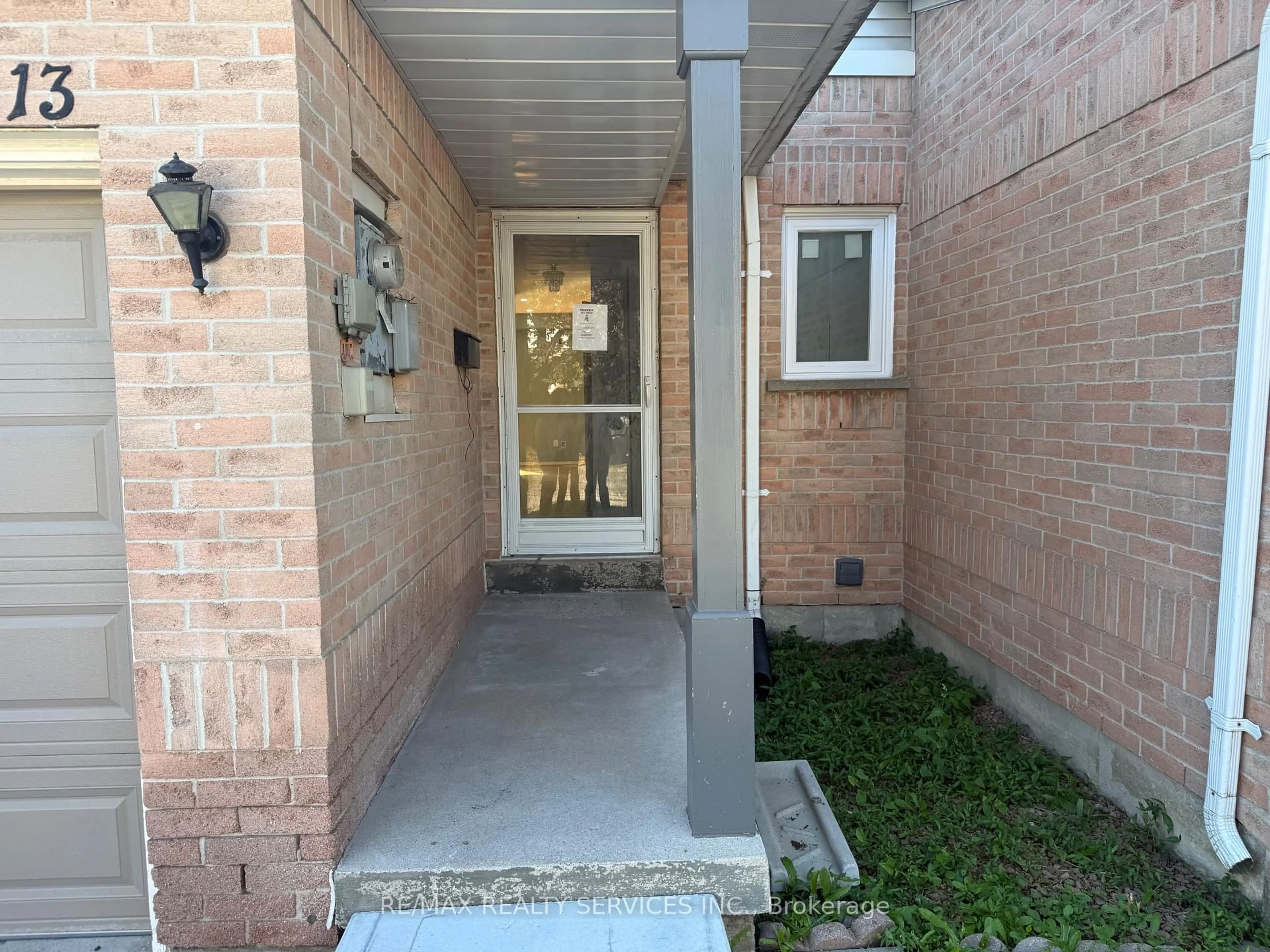 Indoor entryway for 13 Wickstead Crt, Brampton Ontario L6R 1N8