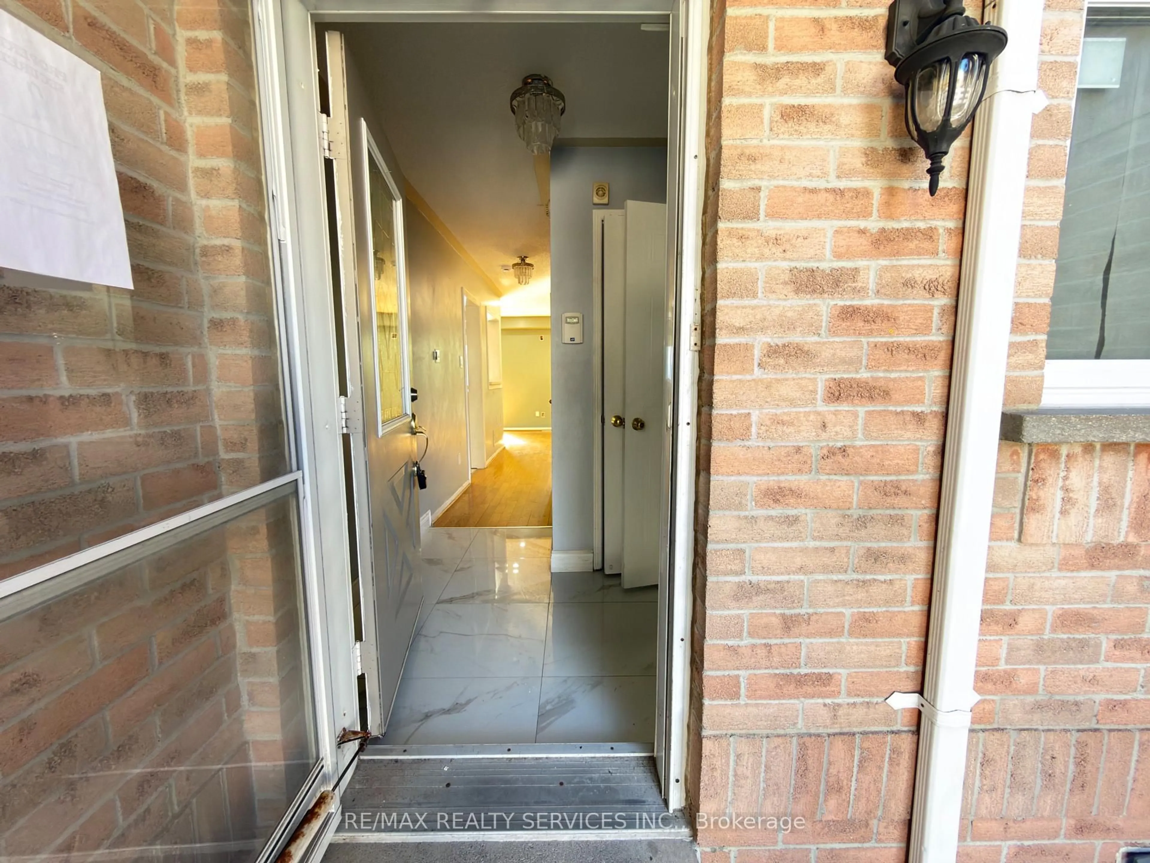 Indoor entryway for 13 Wickstead Crt, Brampton Ontario L6R 1N8