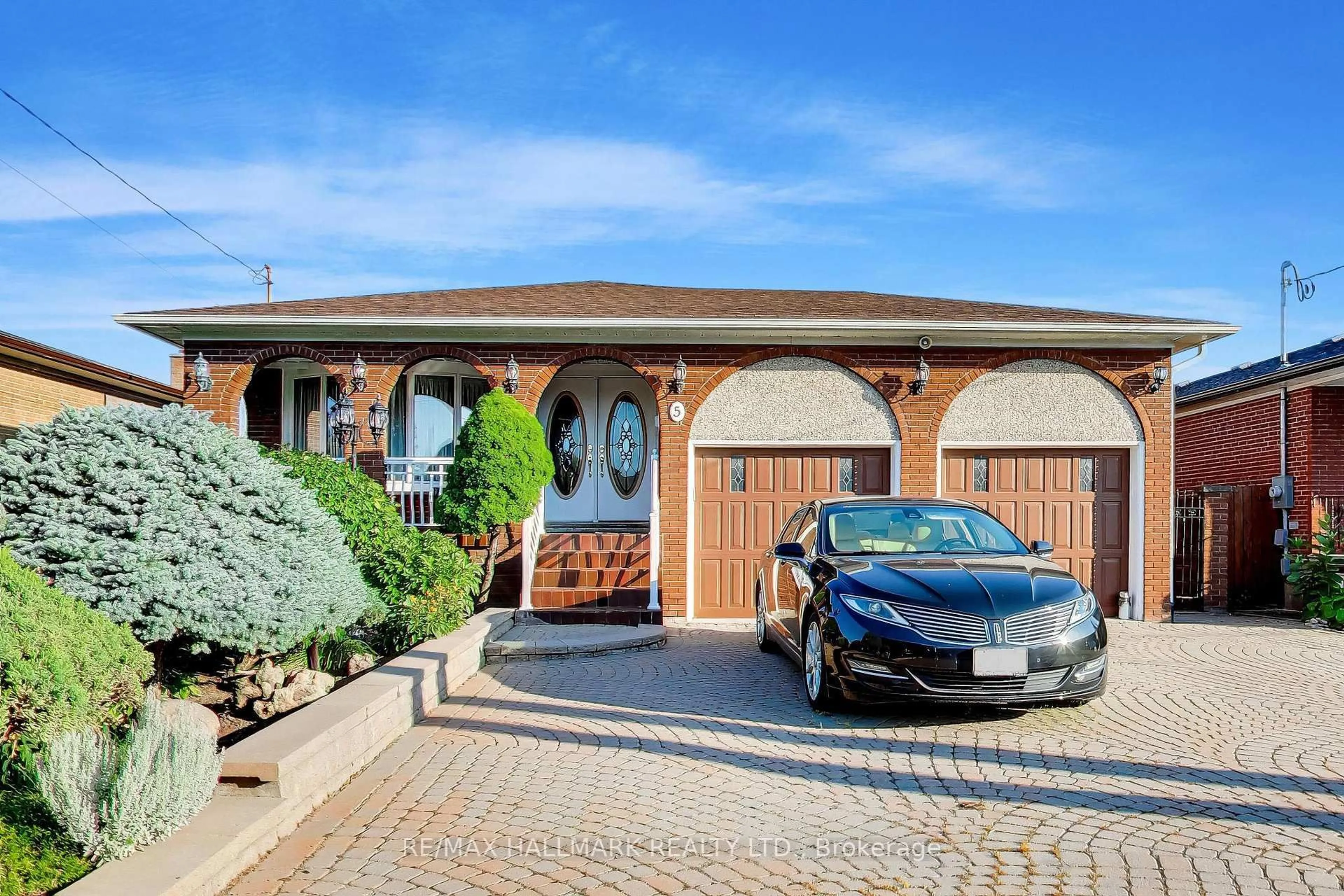 Indoor garage for 5 Byworth Blvd, Toronto Ontario M9R 1W7