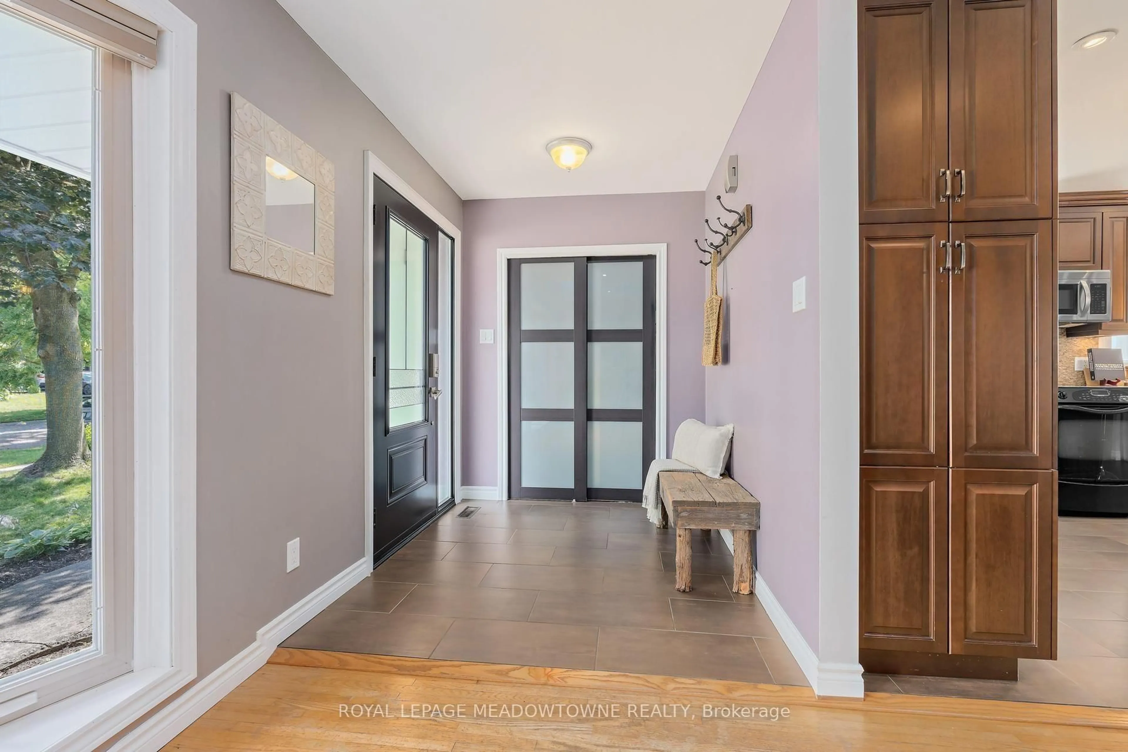 Indoor entryway for 33 Fagan Dr, Halton Hills Ontario L7G 4P4