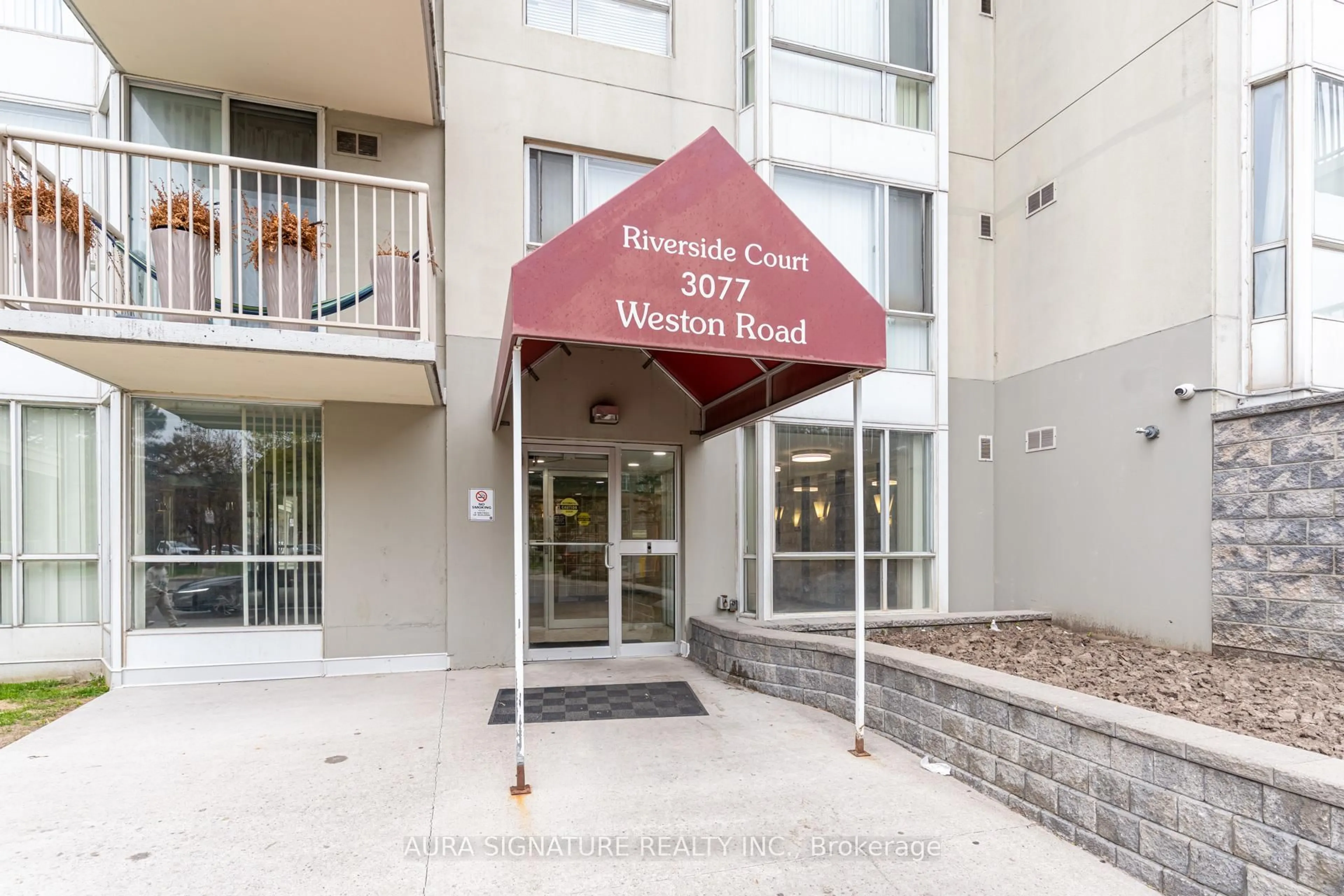 Indoor foyer for 3077 Weston Rd #401, Toronto Ontario M9M 3A1