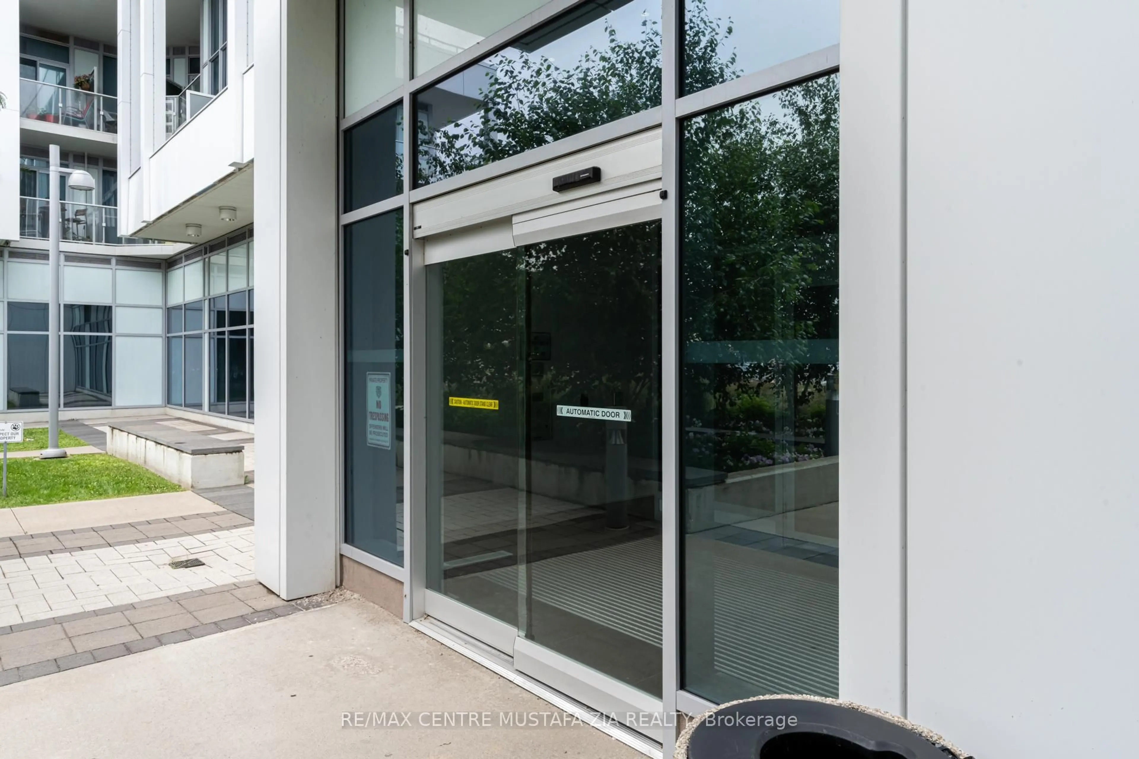 Indoor foyer for 65 Speers Rd #1201, Oakville Ontario L6K 0J1