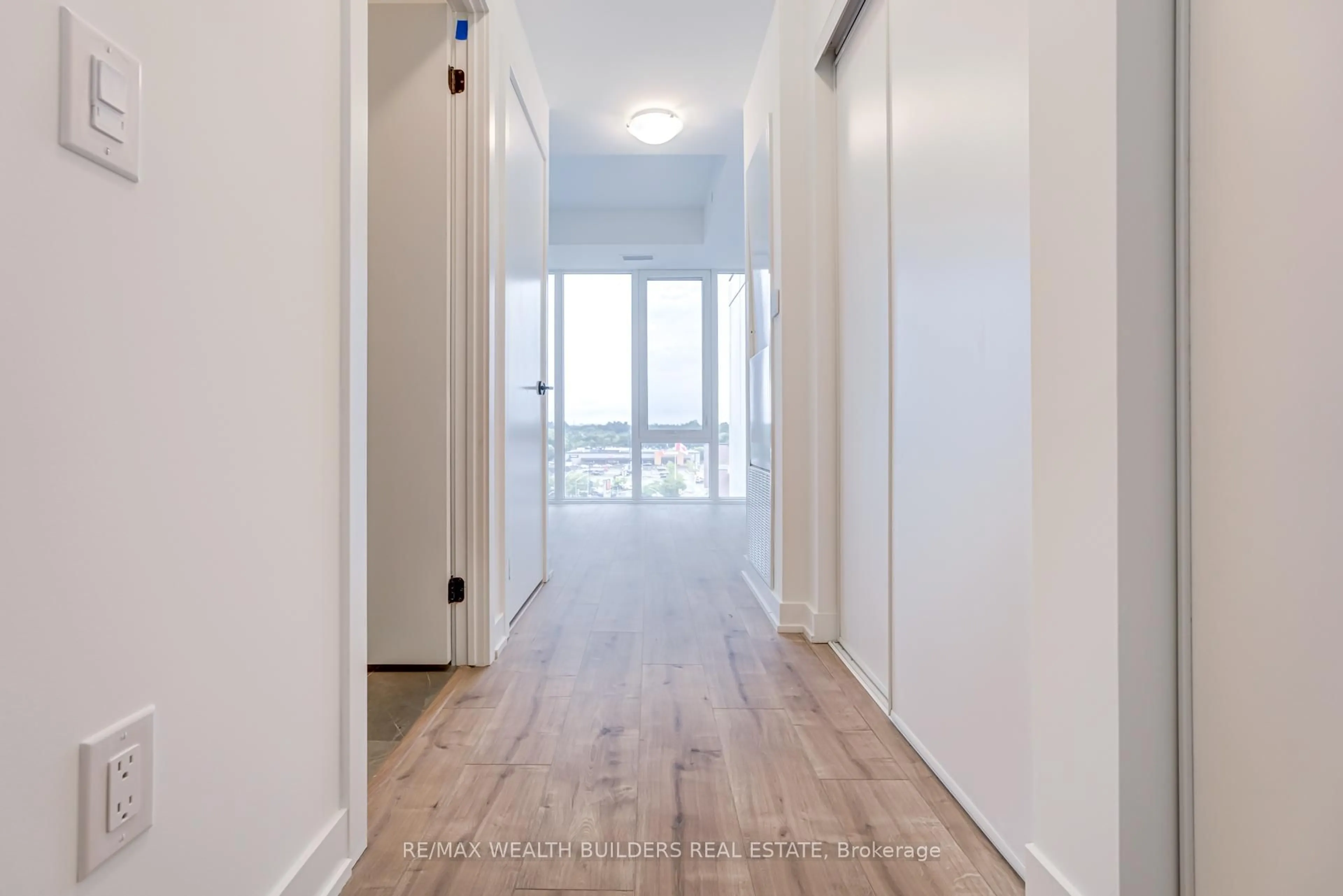 Indoor entryway for 220 Missinnihe Way #714, Mississauga Ontario L5H 0A9