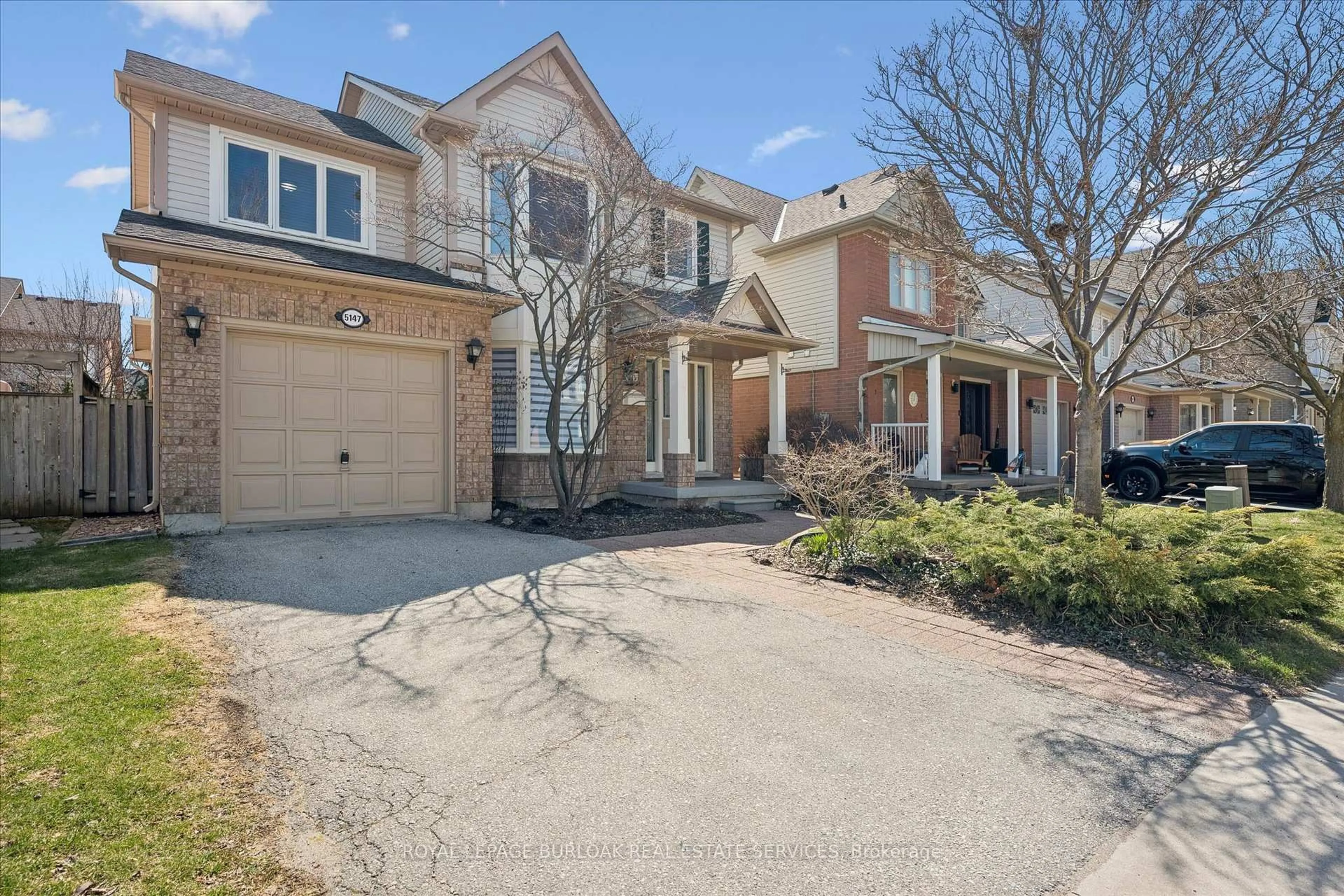Home with brick exterior material, street for 5147 Ravine Cres, Burlington Ontario L7L 6N3