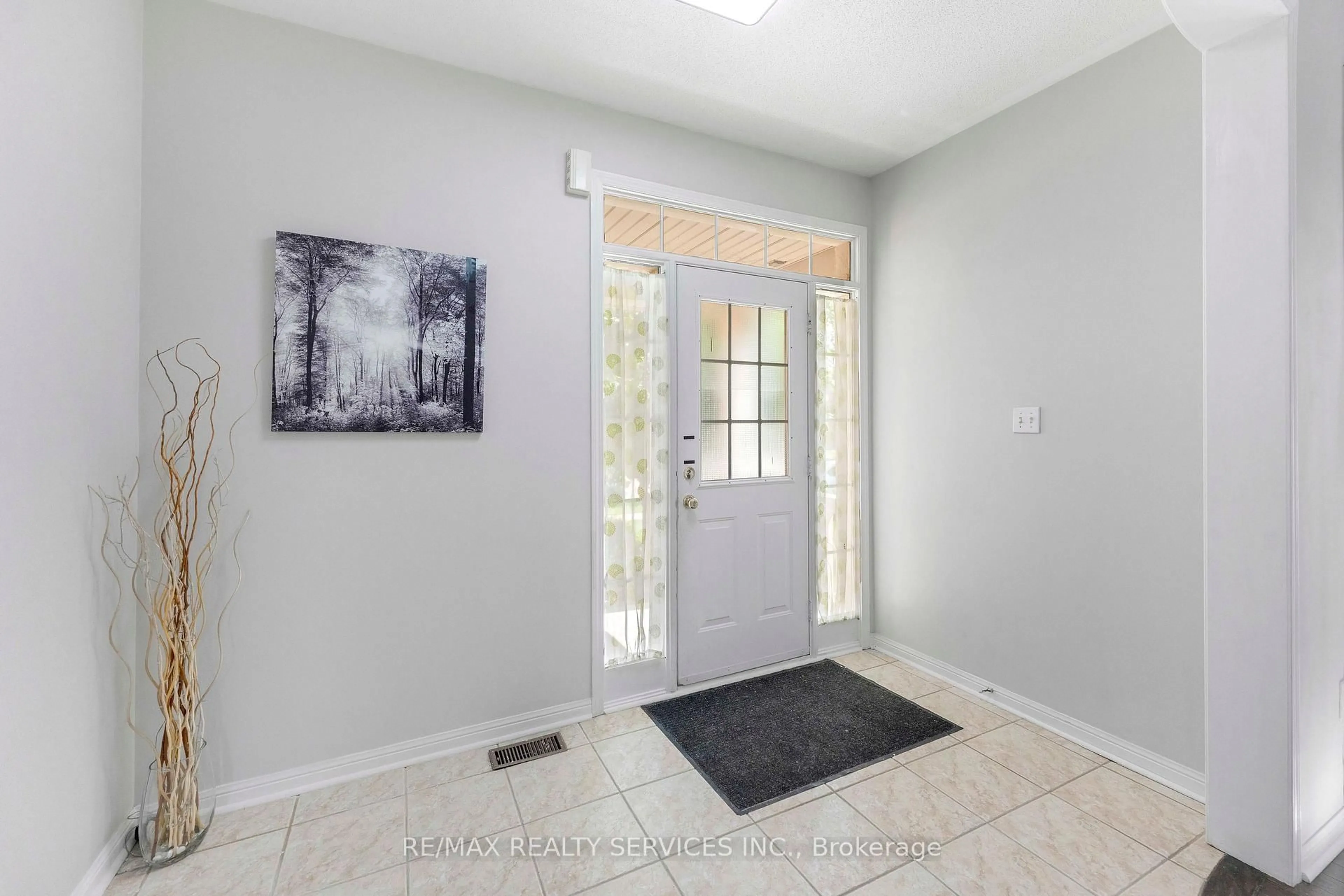 Indoor entryway for 3696 Waterfall Cres, Mississauga Ontario L5N 8G8