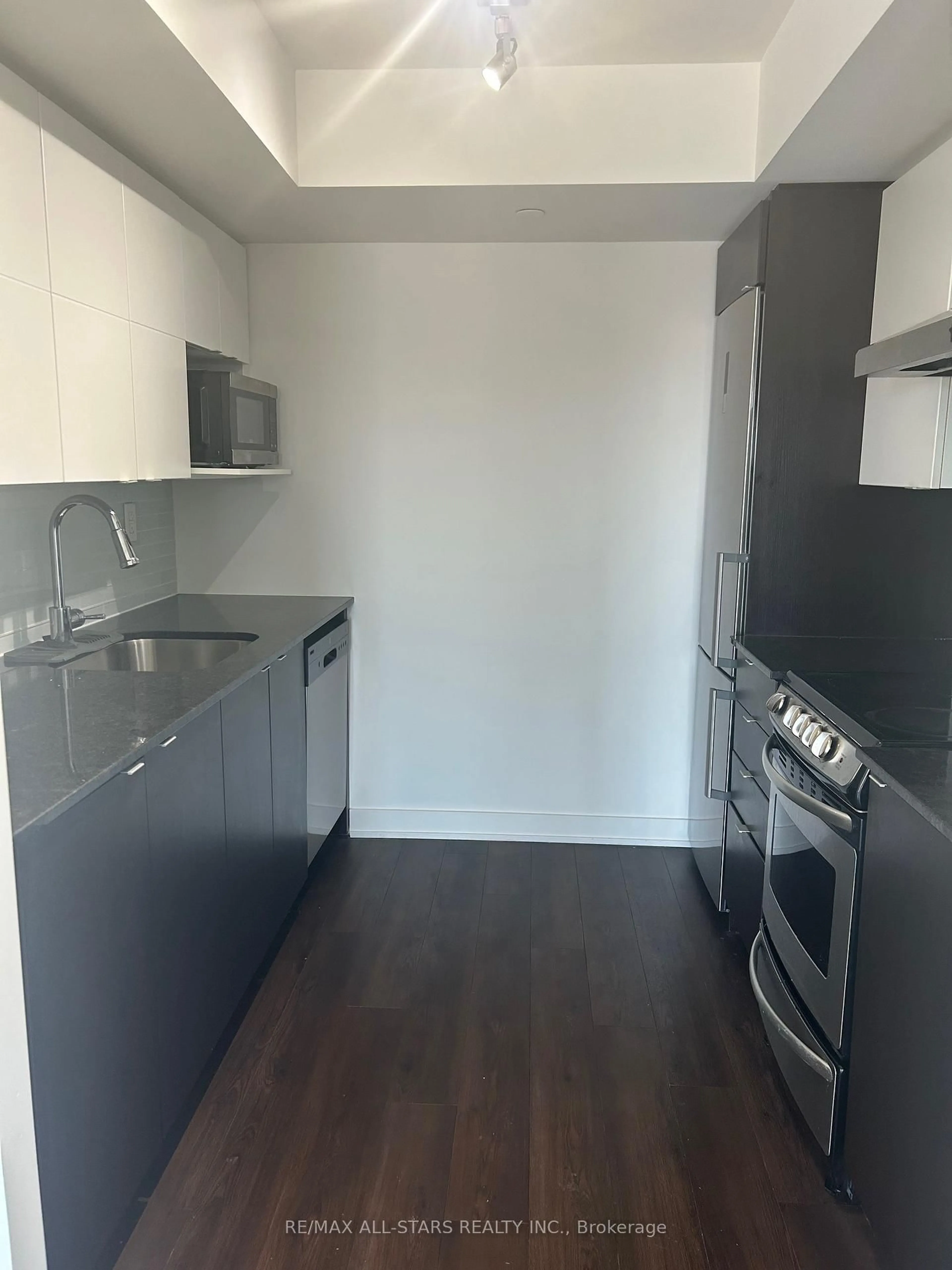 Standard kitchen, wood/laminate floor for 160 Flemington Rd #1004, Toronto Ontario M6A 1N6