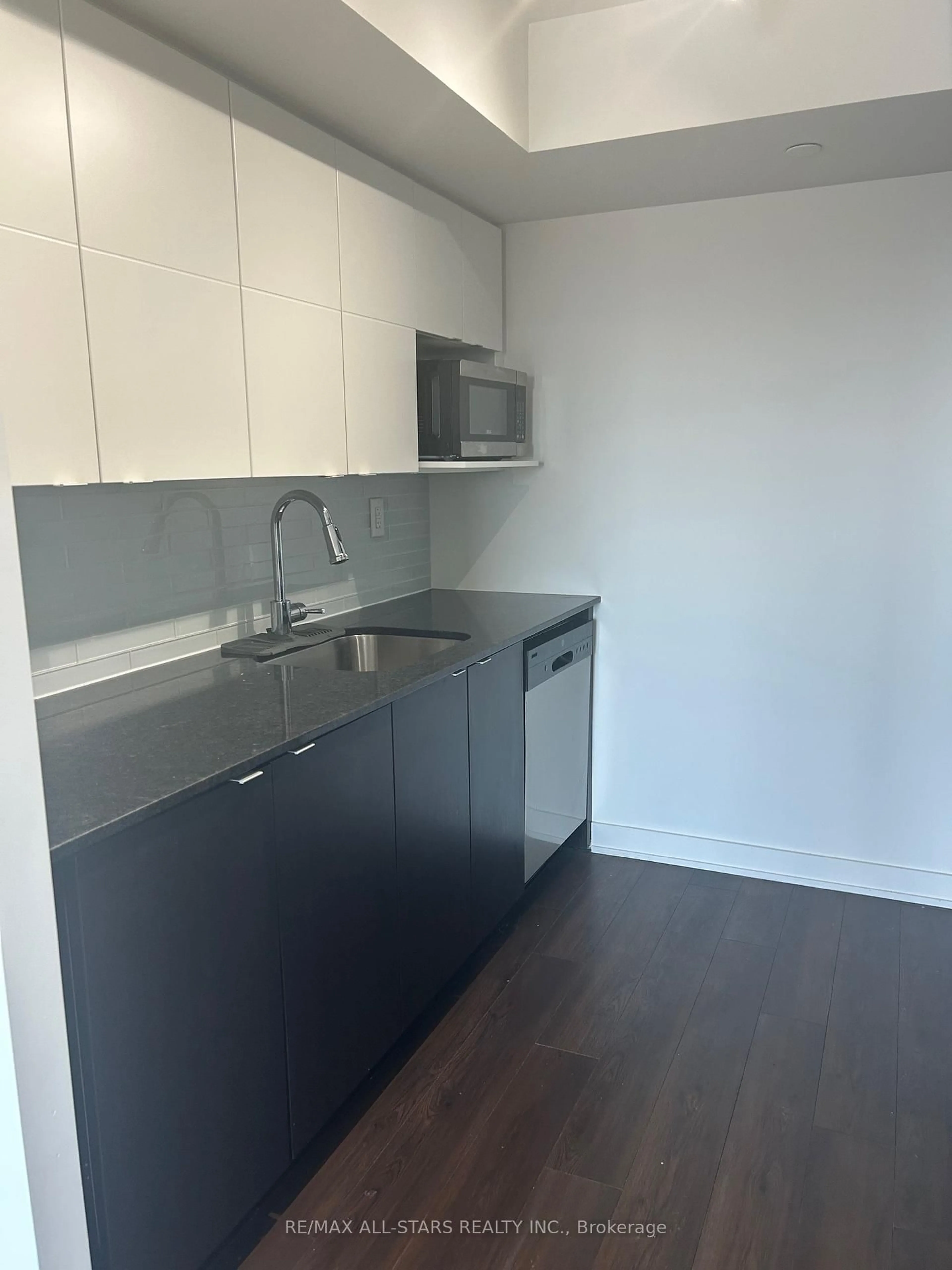 Standard kitchen, wood/laminate floor for 160 Flemington Rd #1004, Toronto Ontario M6A 1N6