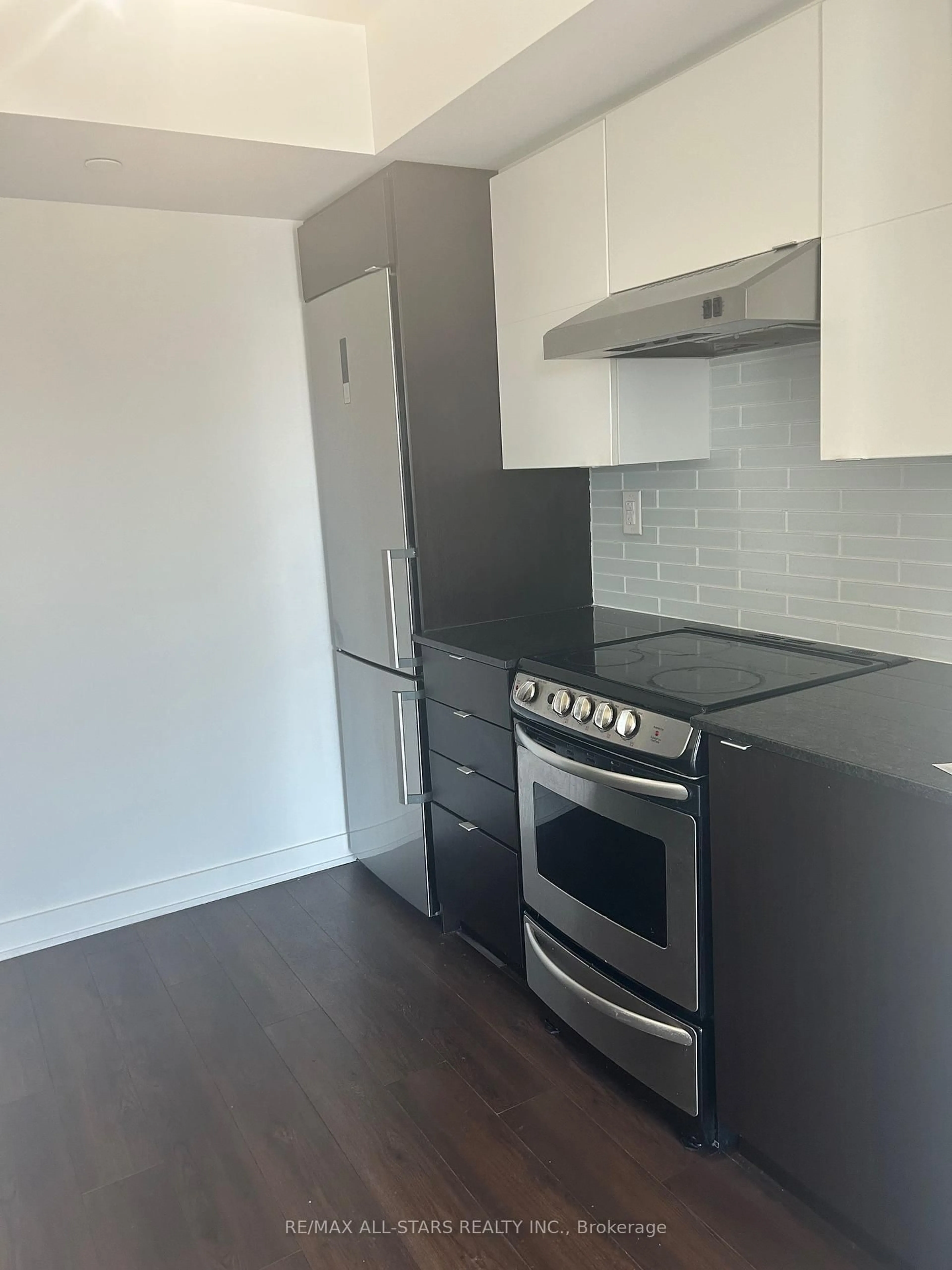 Standard kitchen, wood/laminate floor for 160 Flemington Rd #1004, Toronto Ontario M6A 1N6
