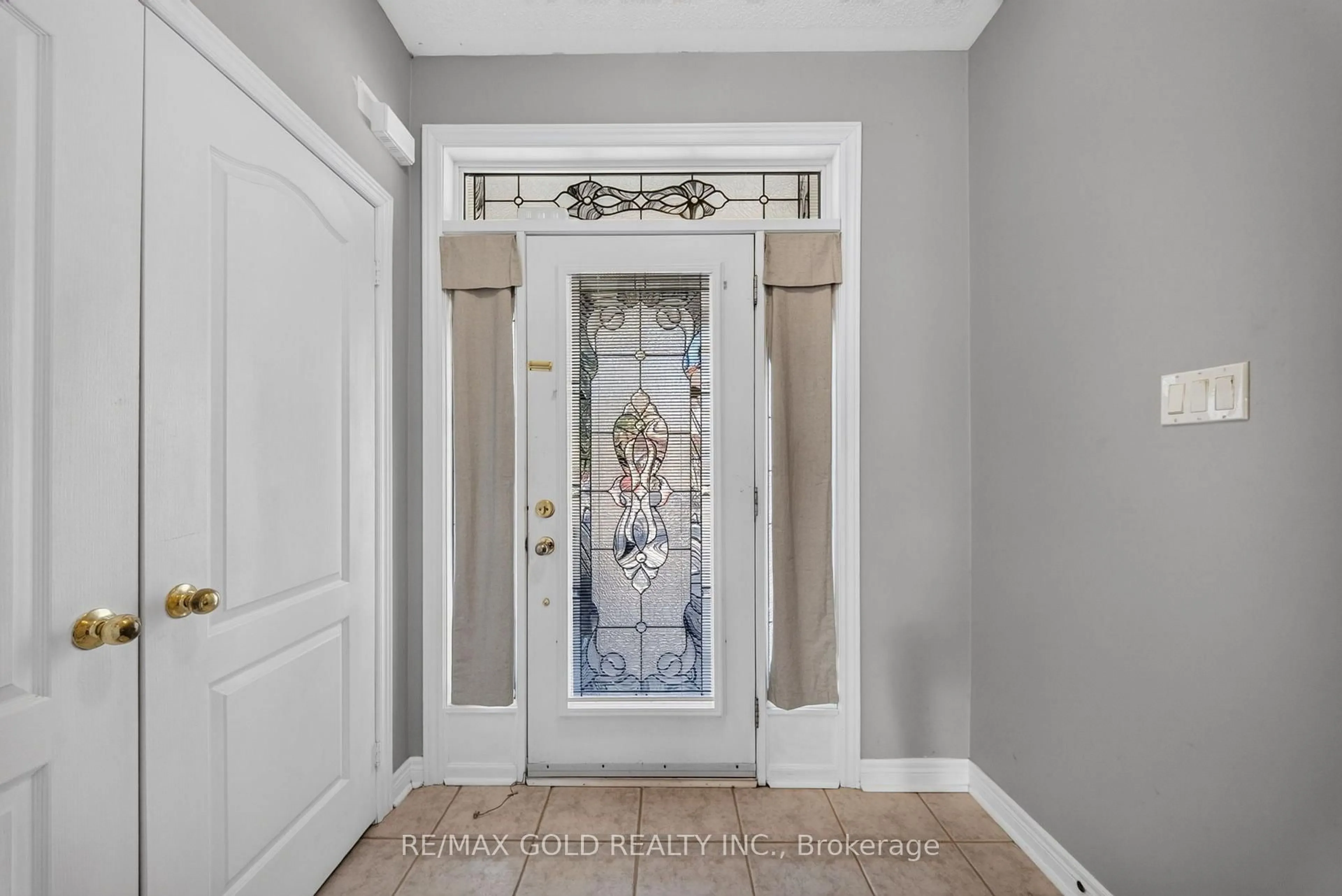 Indoor entryway for 104 Everingham Circ, Brampton Ontario L6R 0R9