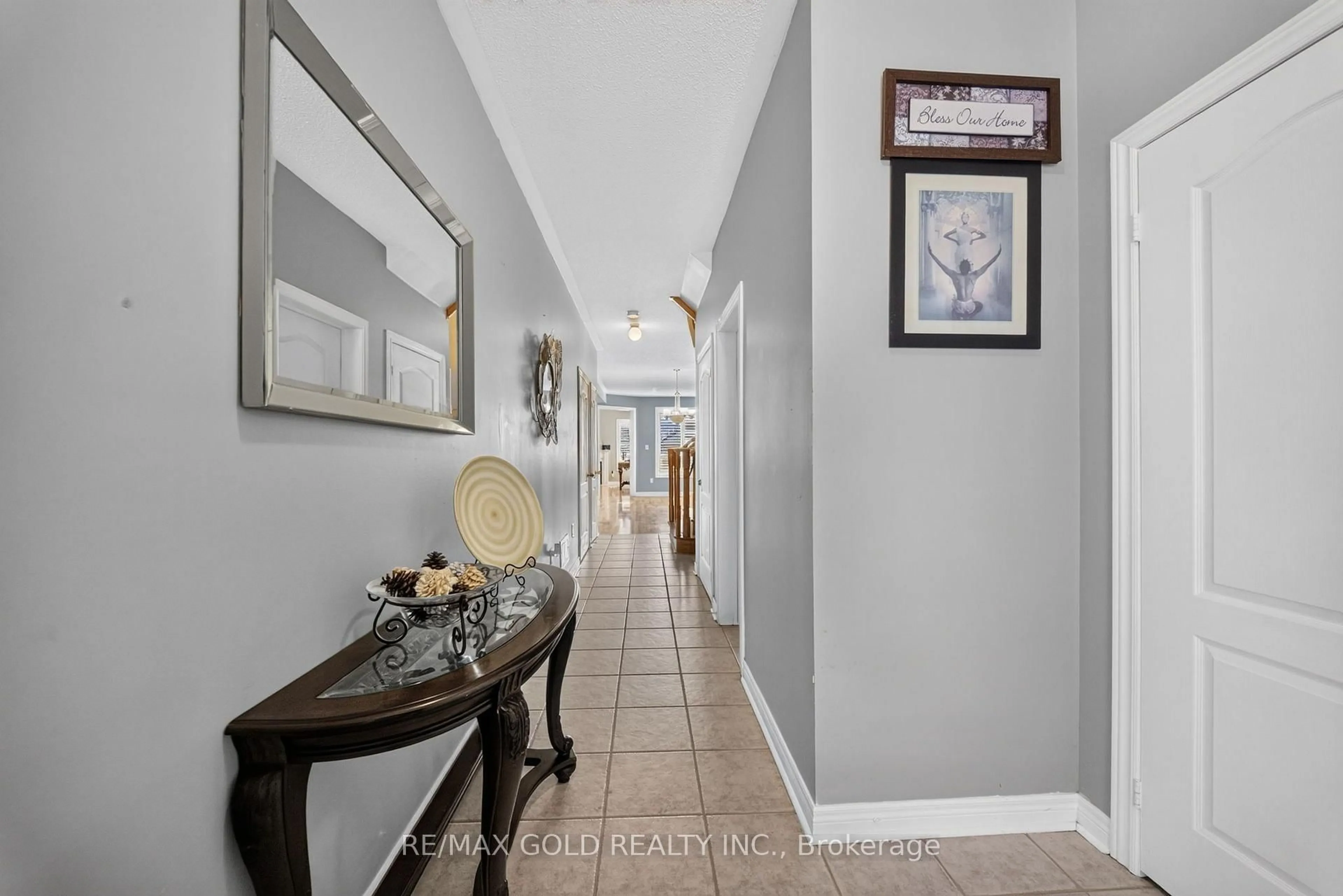 Indoor entryway for 104 Everingham Circ, Brampton Ontario L6R 0R9
