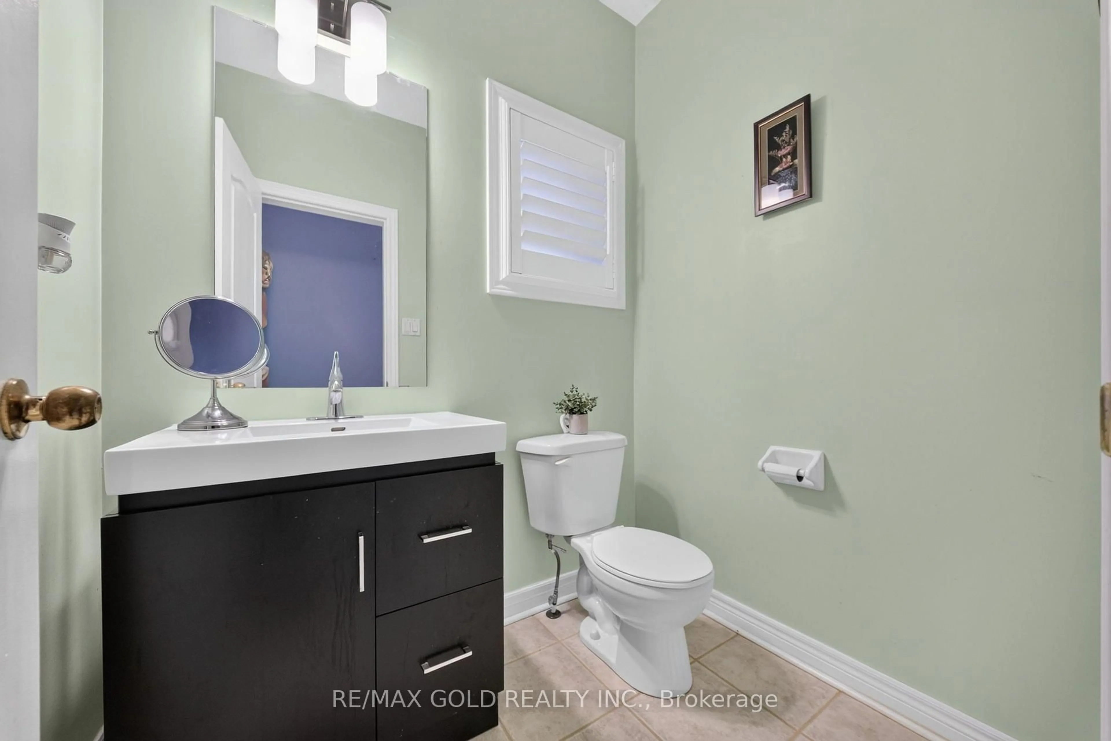 Contemporary bathroom, ceramic/tile floor for 104 Everingham Circ, Brampton Ontario L6R 0R9