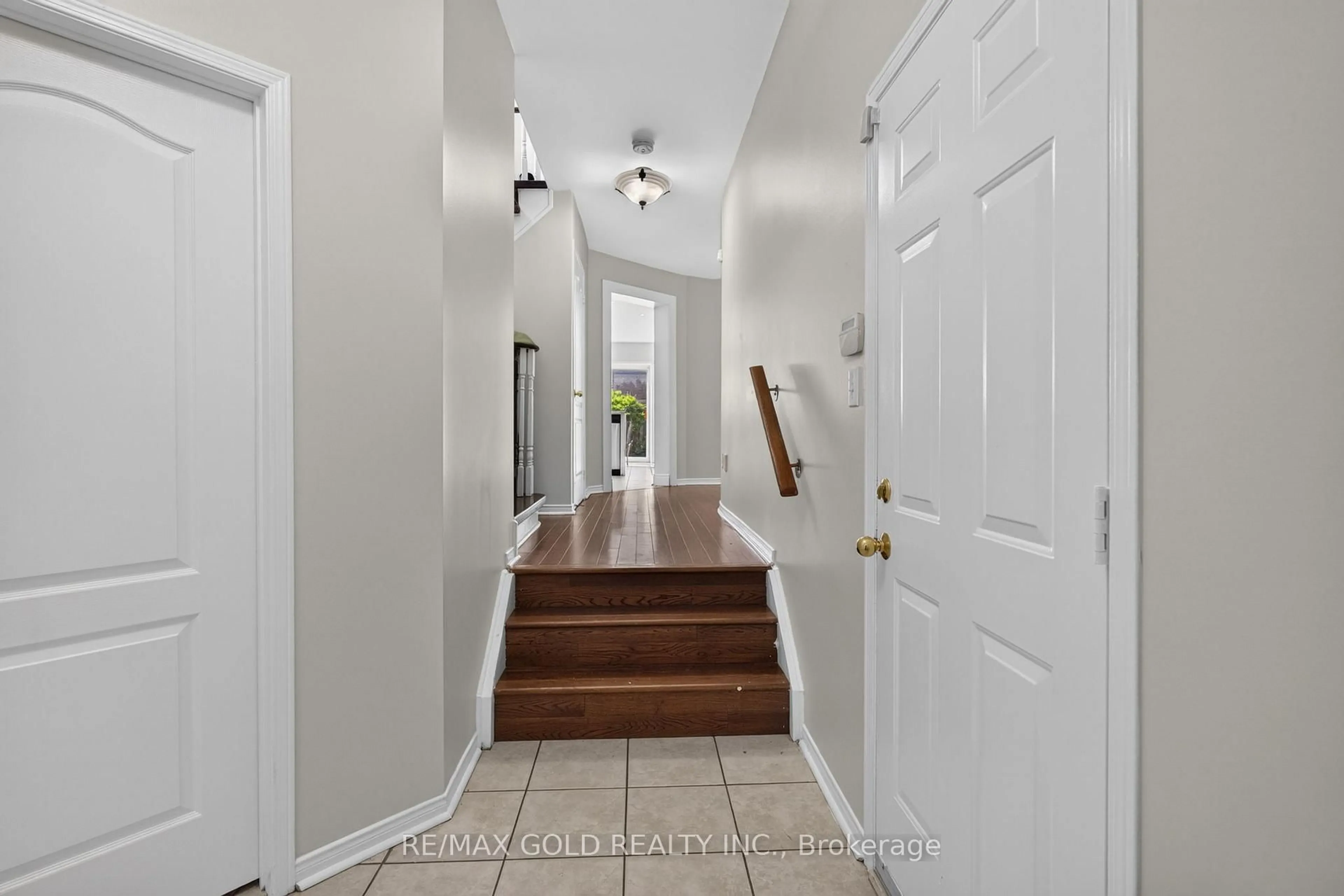 Indoor entryway for 40 Dunure Cres, Brampton Ontario L7A 2Y6