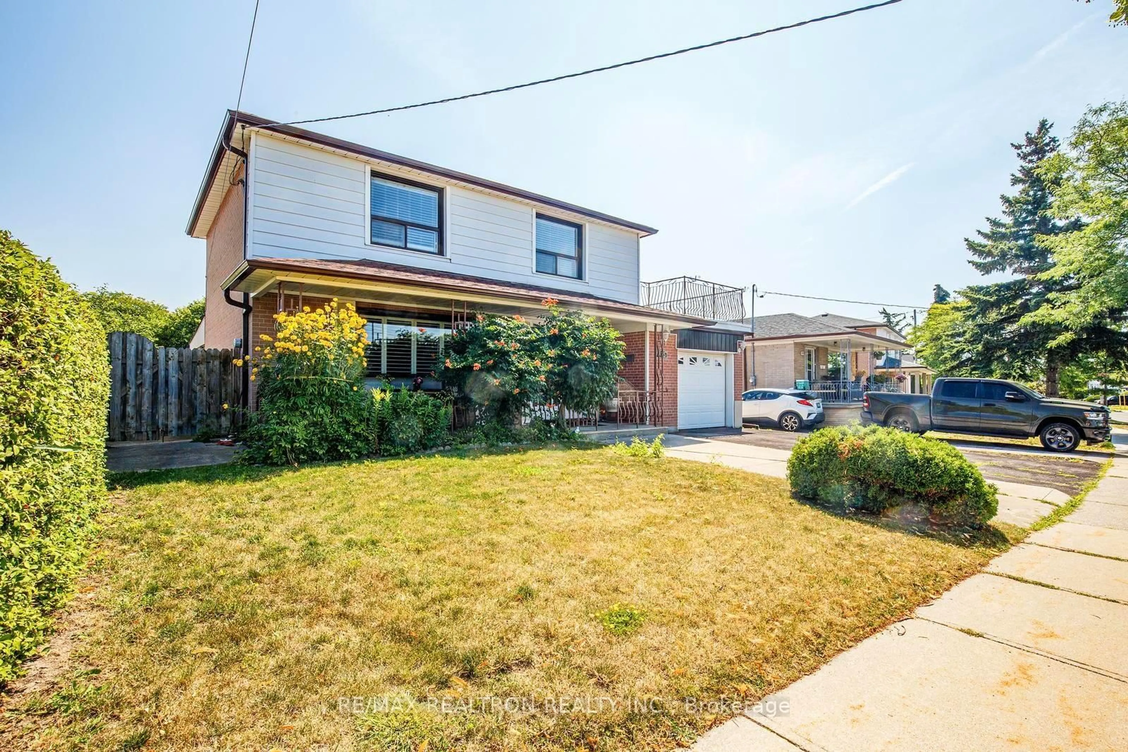 A pic from outside/outdoor area/front of a property/back of a property/a pic from drone, street for 115 Hullmar Dr, Toronto Ontario M3N 2E5