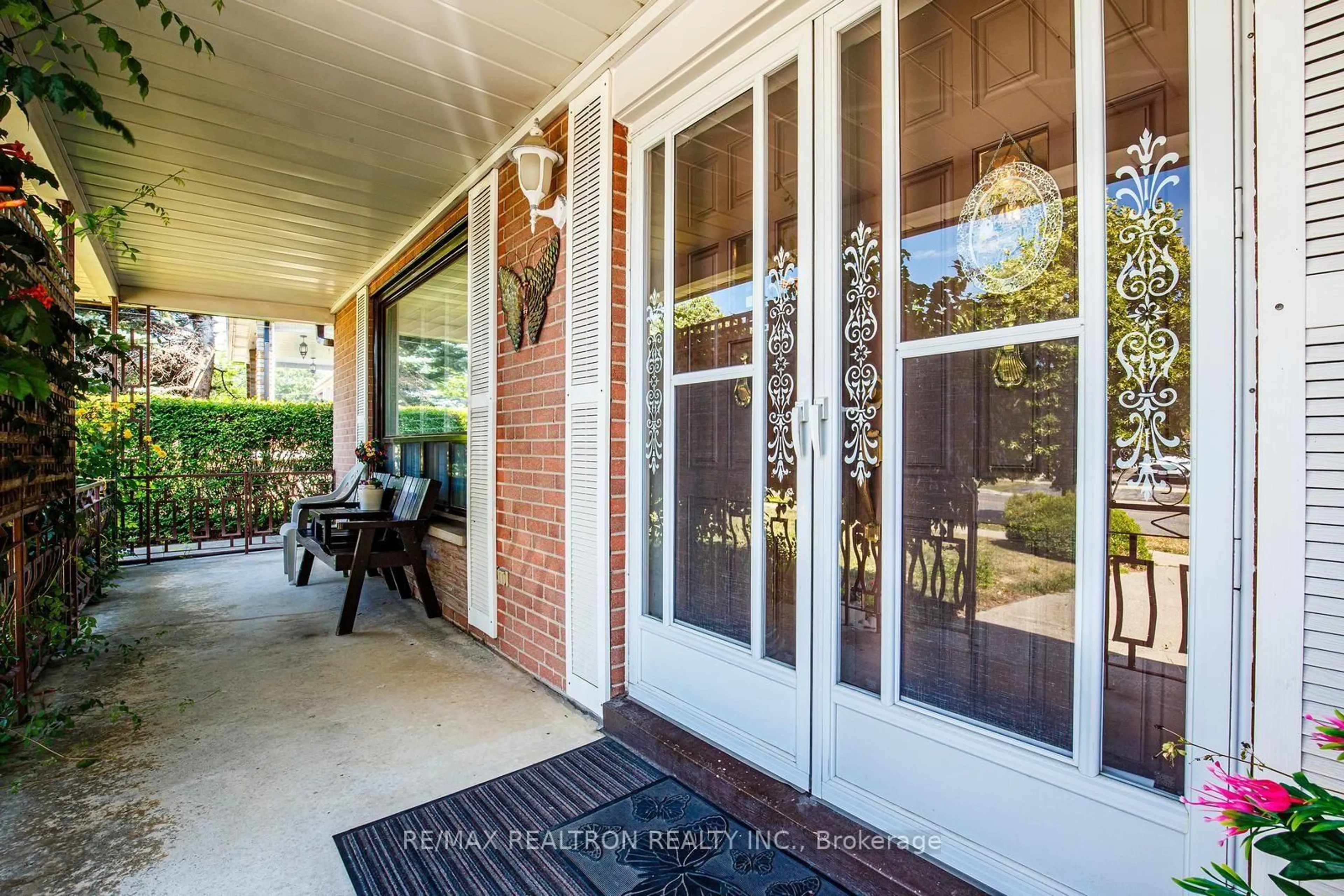 Indoor entryway for 115 Hullmar Dr, Toronto Ontario M3N 2E5