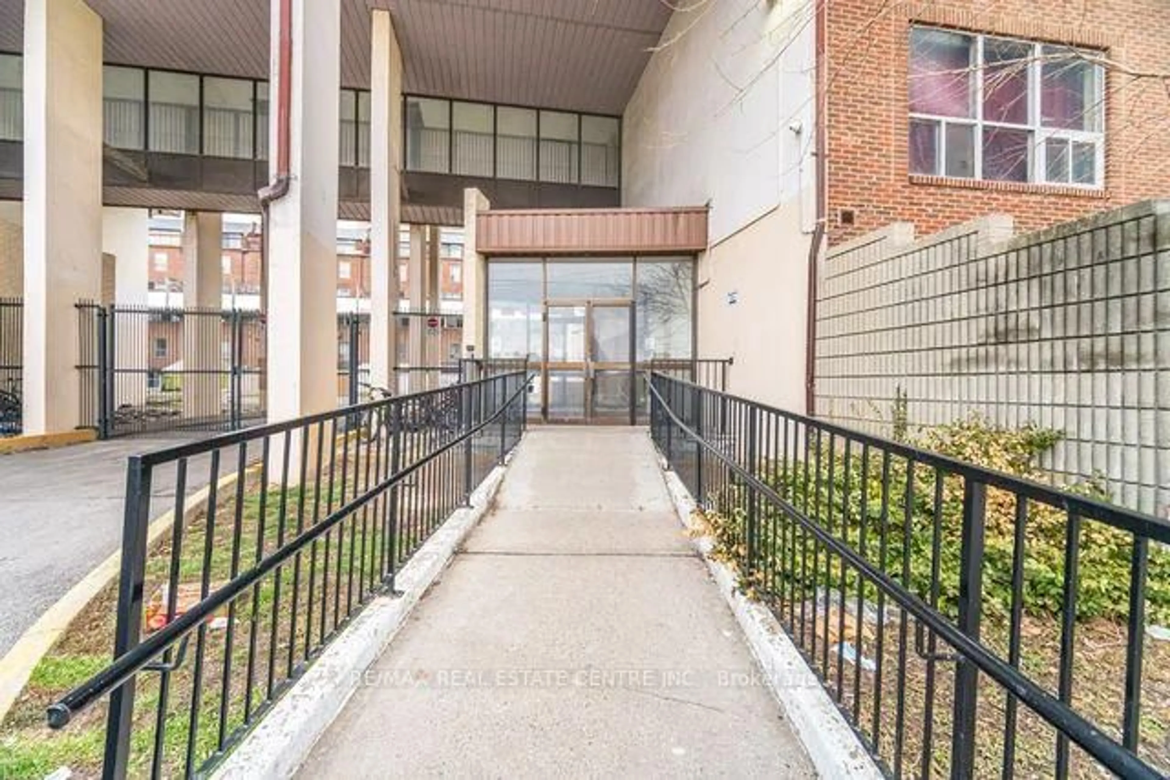 Indoor foyer for 10 Eddystone Ave #255, Toronto Ontario M3N 2T2