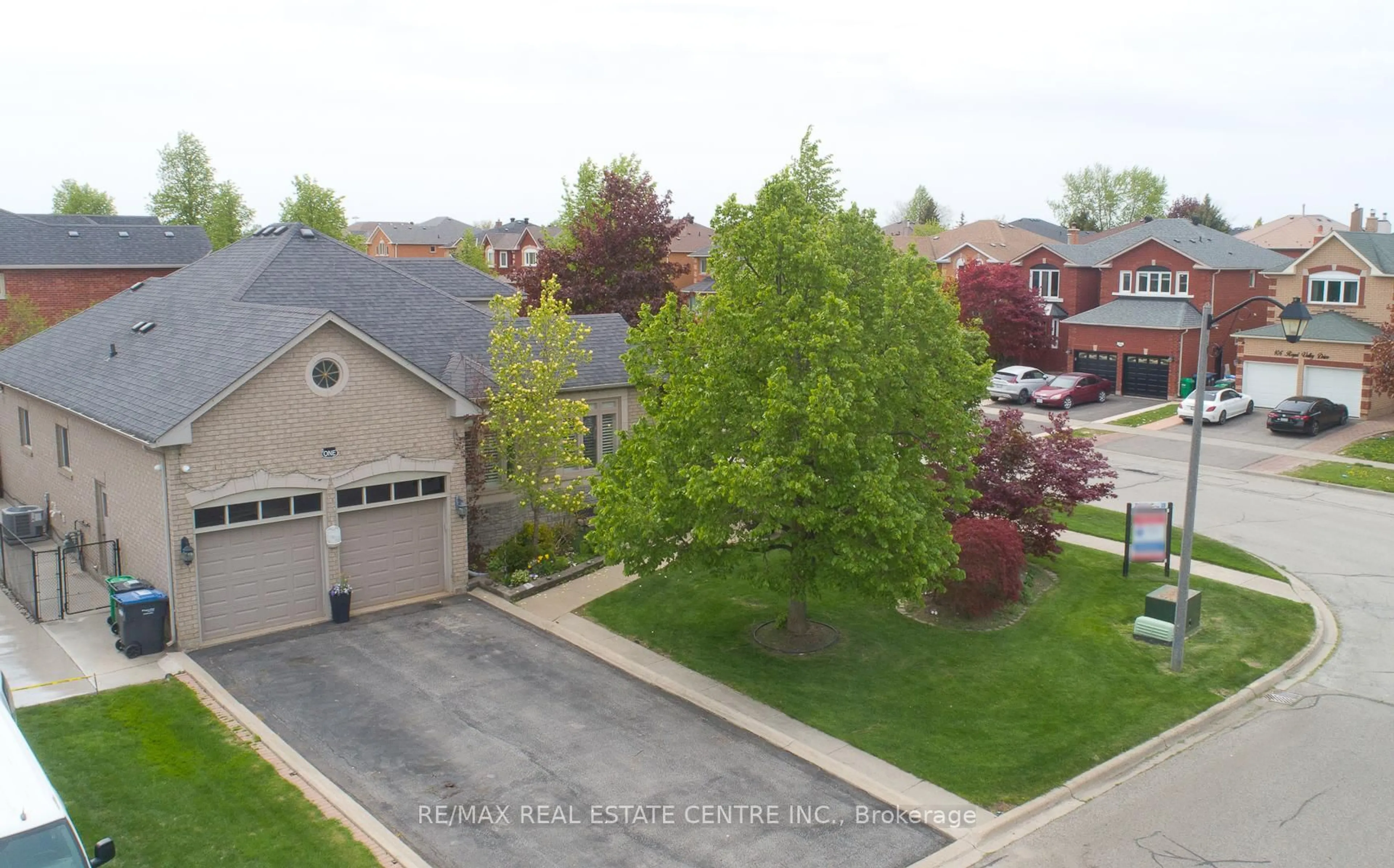 A pic from outside/outdoor area/front of a property/back of a property/a pic from drone, street for 1 Kirkwood Cres, Caledon Ontario L7C 1A5