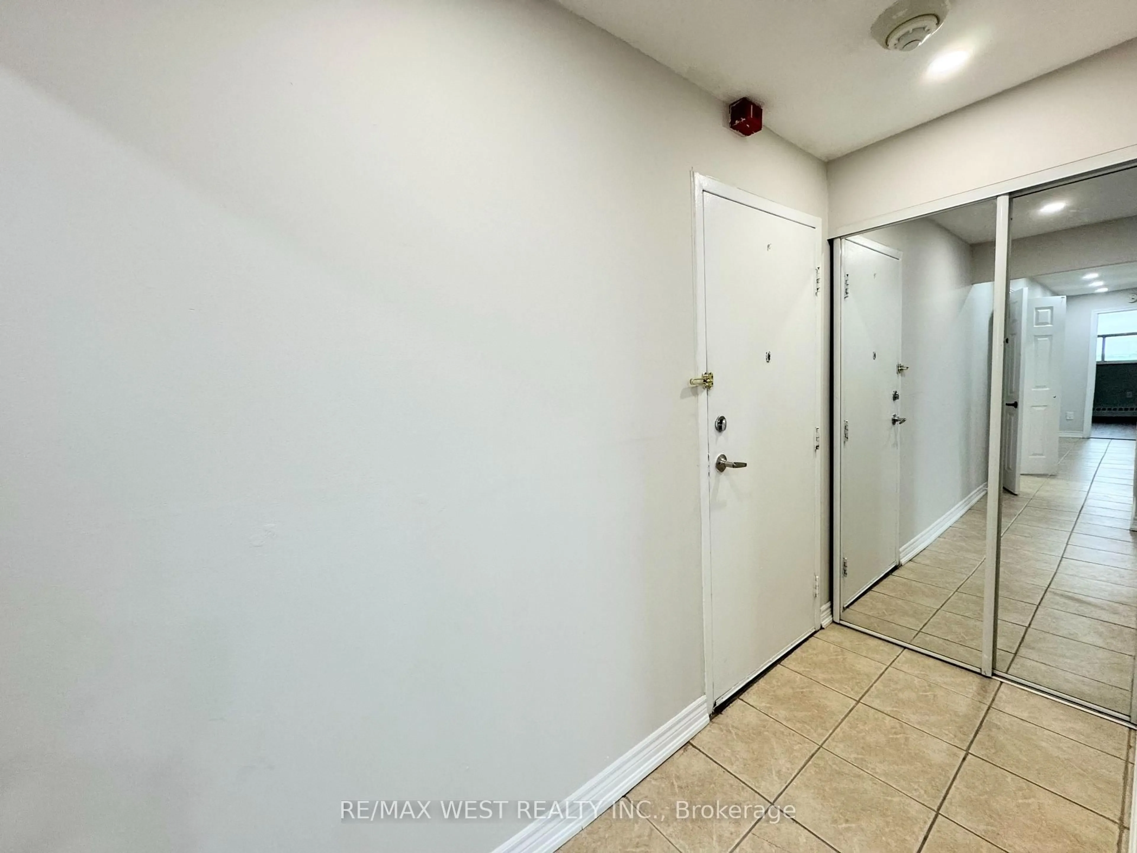 Indoor entryway for 3533 Derry Rd #709, Mississauga Ontario L4T 1B1