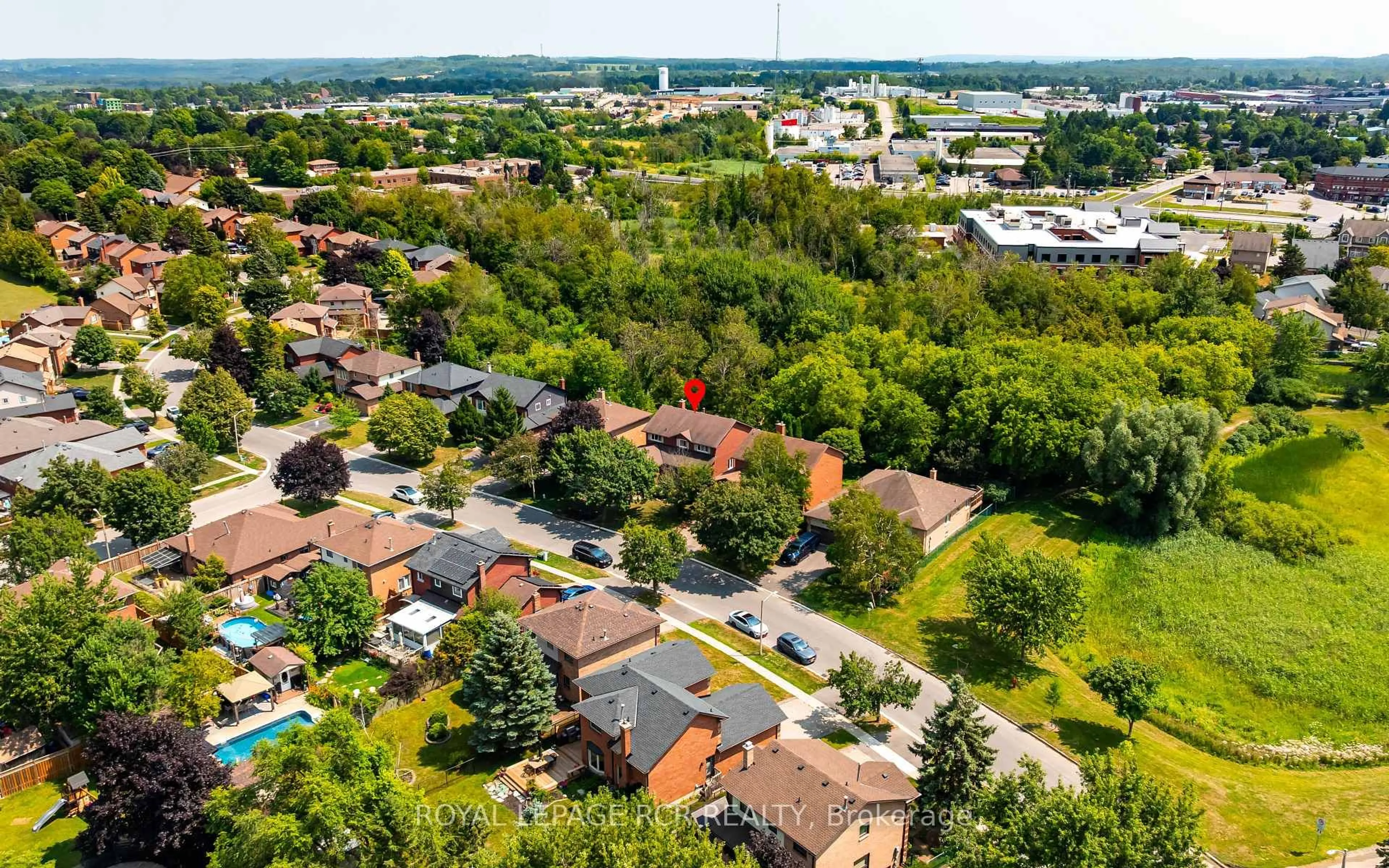 A pic from outside/outdoor area/front of a property/back of a property/a pic from drone, street for 113 Meadow Dr, Orangeville Ontario L9W 4J7