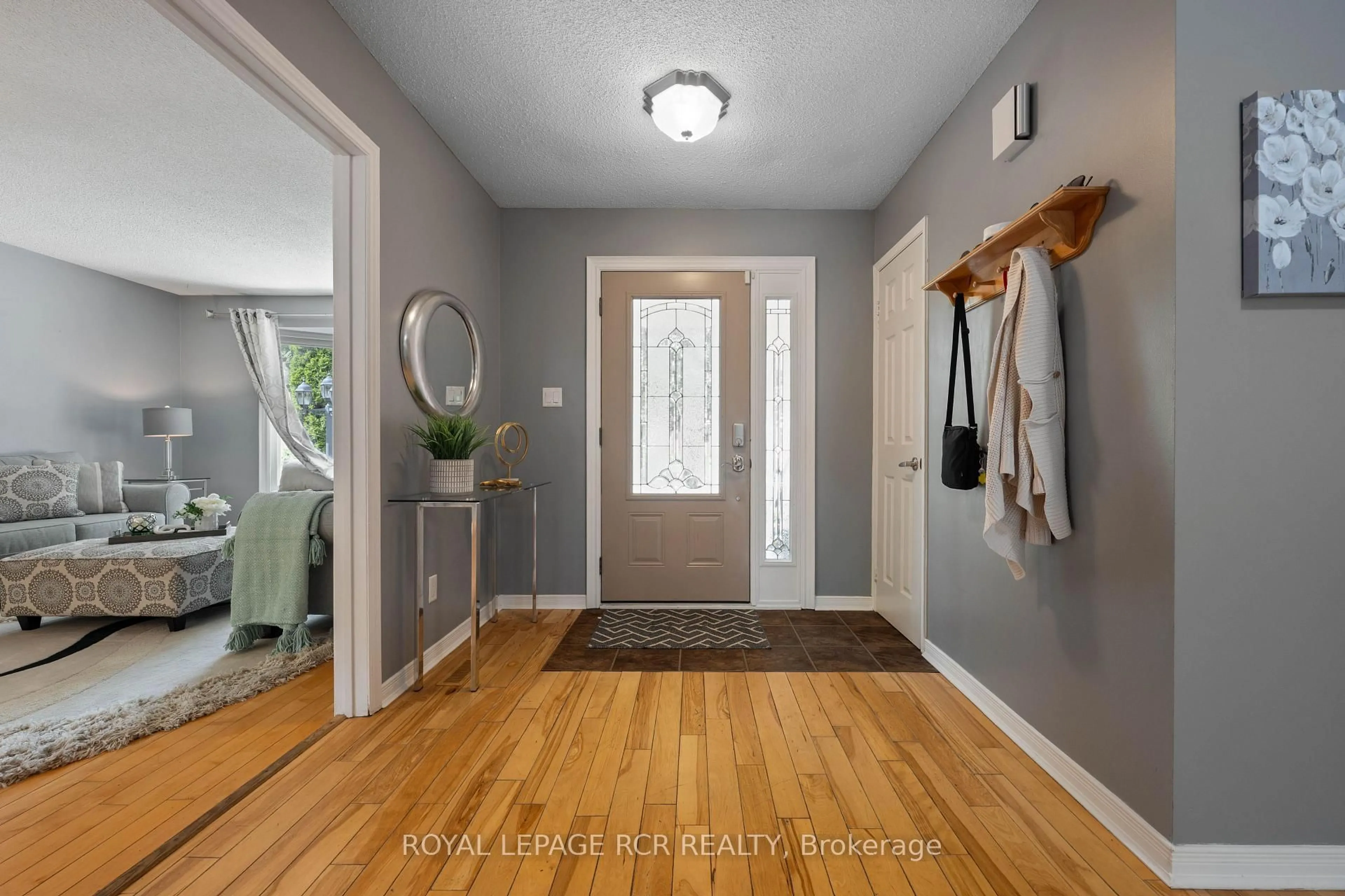 Indoor entryway for 113 Meadow Dr, Orangeville Ontario L9W 4J7