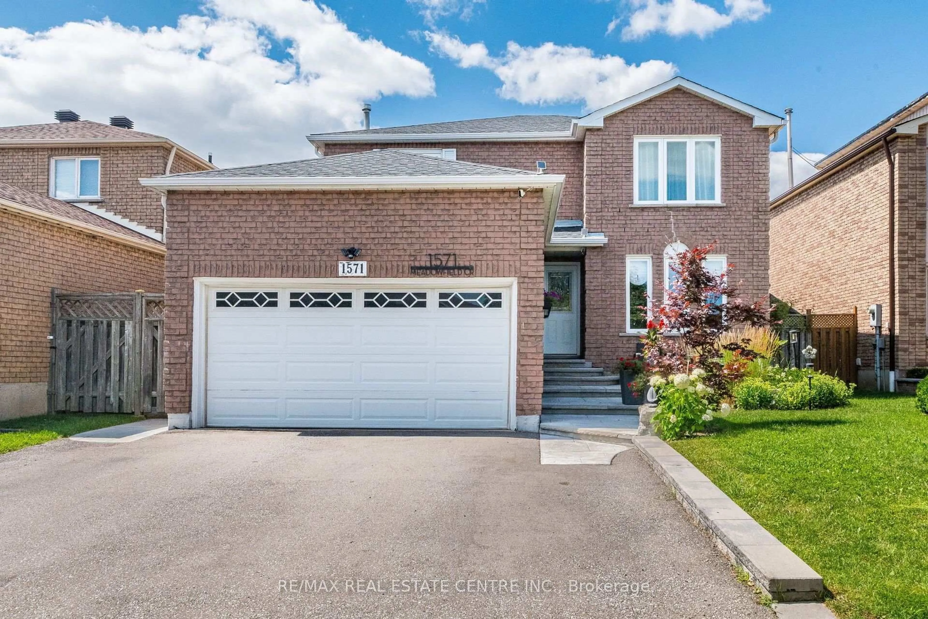 Home with brick exterior material, street for 1571 Meadowfield Cres, Mississauga Ontario L5M 4T4