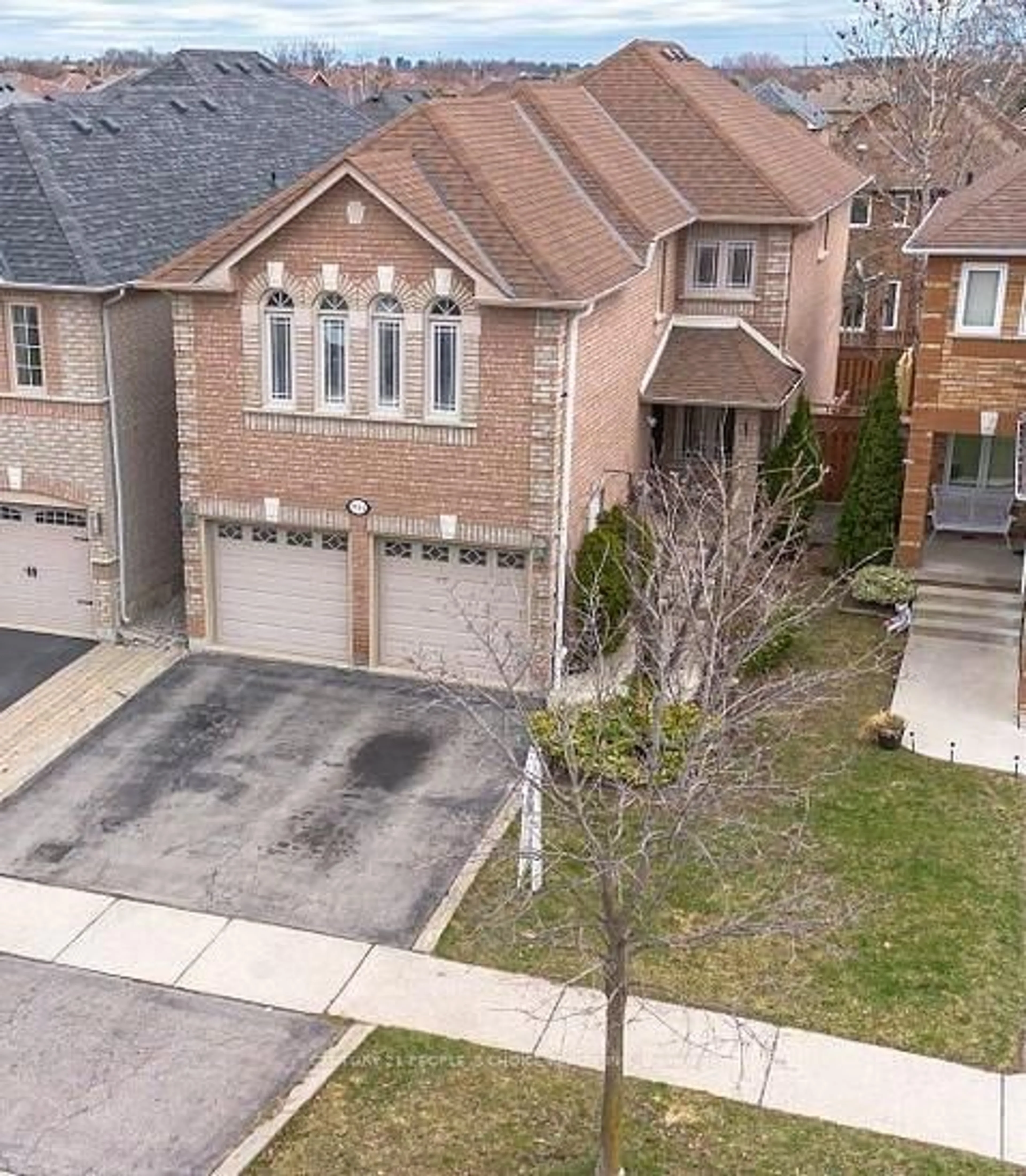 A pic from outside/outdoor area/front of a property/back of a property/a pic from drone, street for 3744 Althorpe Circ, Mississauga Ontario L5N 7G4