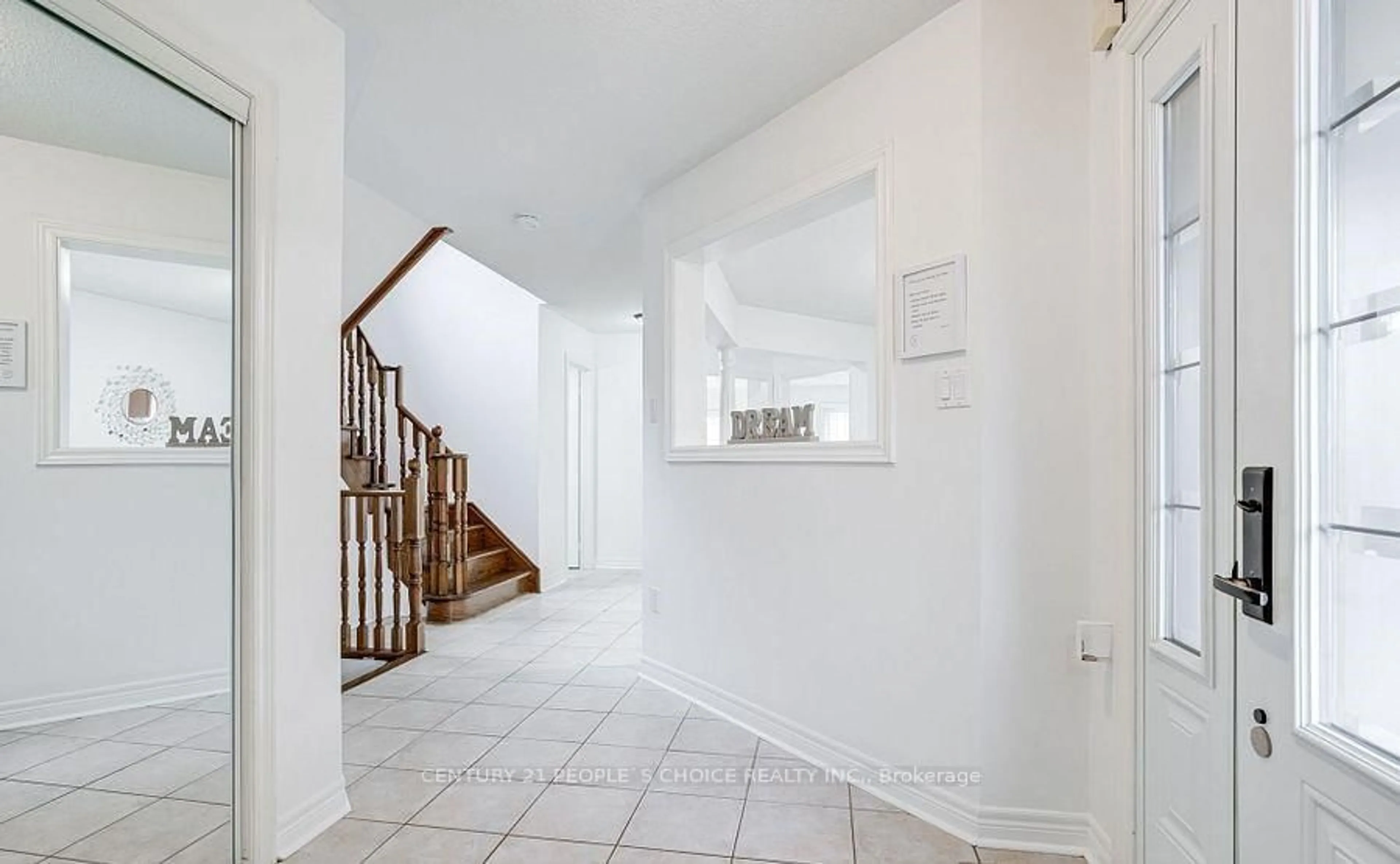 Indoor foyer for 3744 Althorpe Circ, Mississauga Ontario L5N 7G4