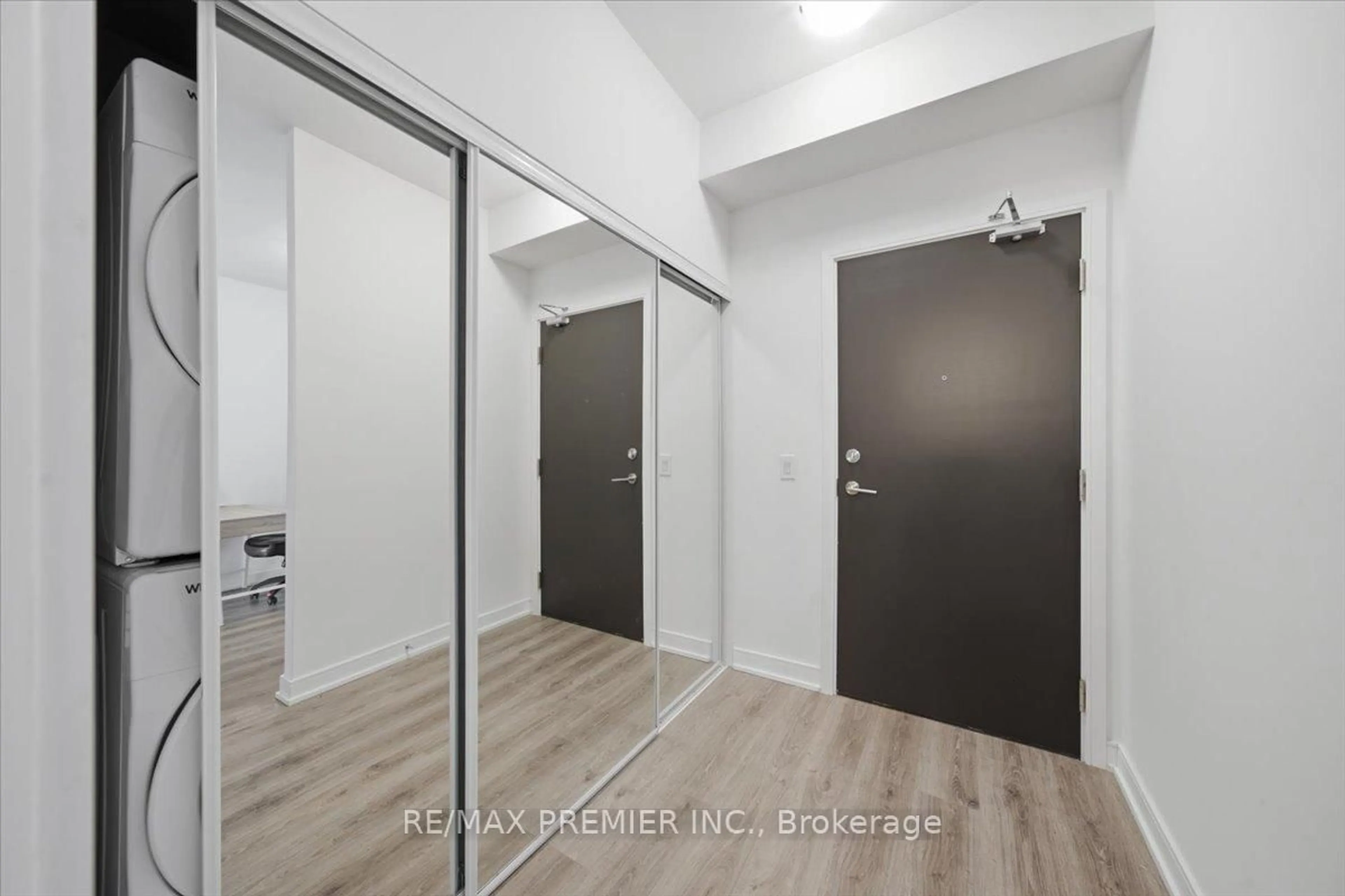 Indoor entryway for 25 Neighbourhood Lane #515, Toronto Ontario M8Y 0C4