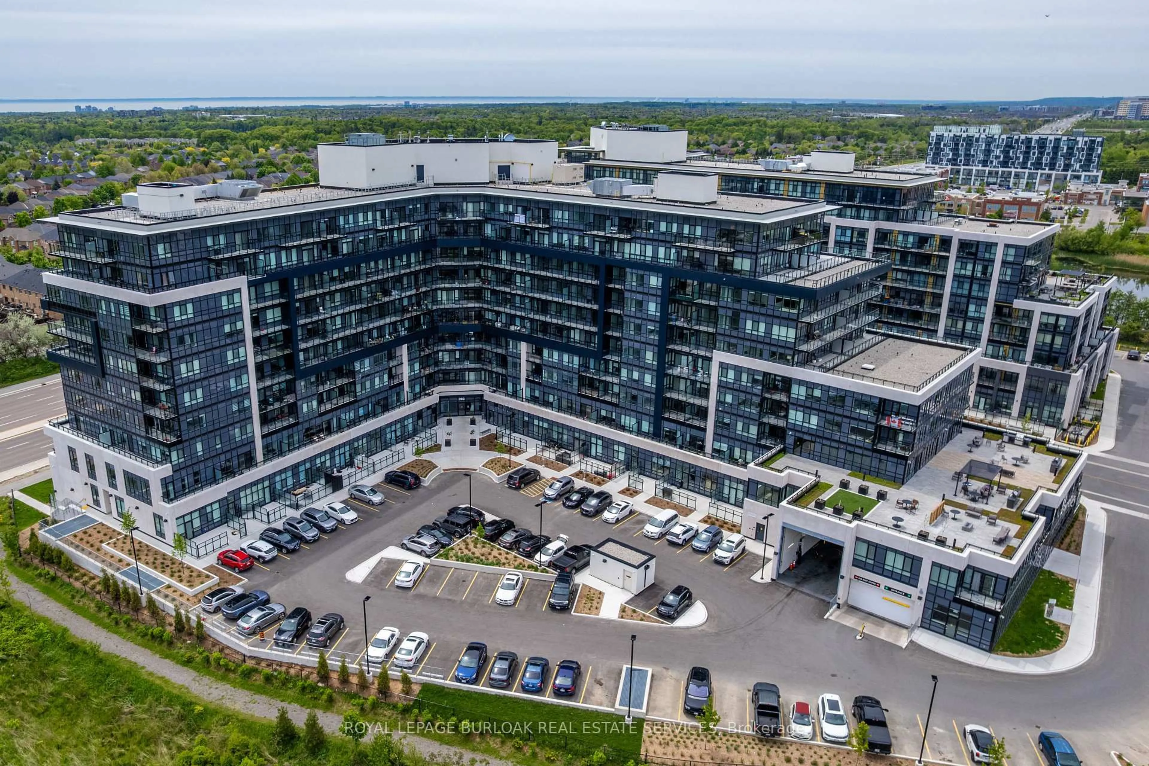 A pic from outside/outdoor area/front of a property/back of a property/a pic from drone, building for 395 Dundas St #801, Oakville Ontario L6M 5R8