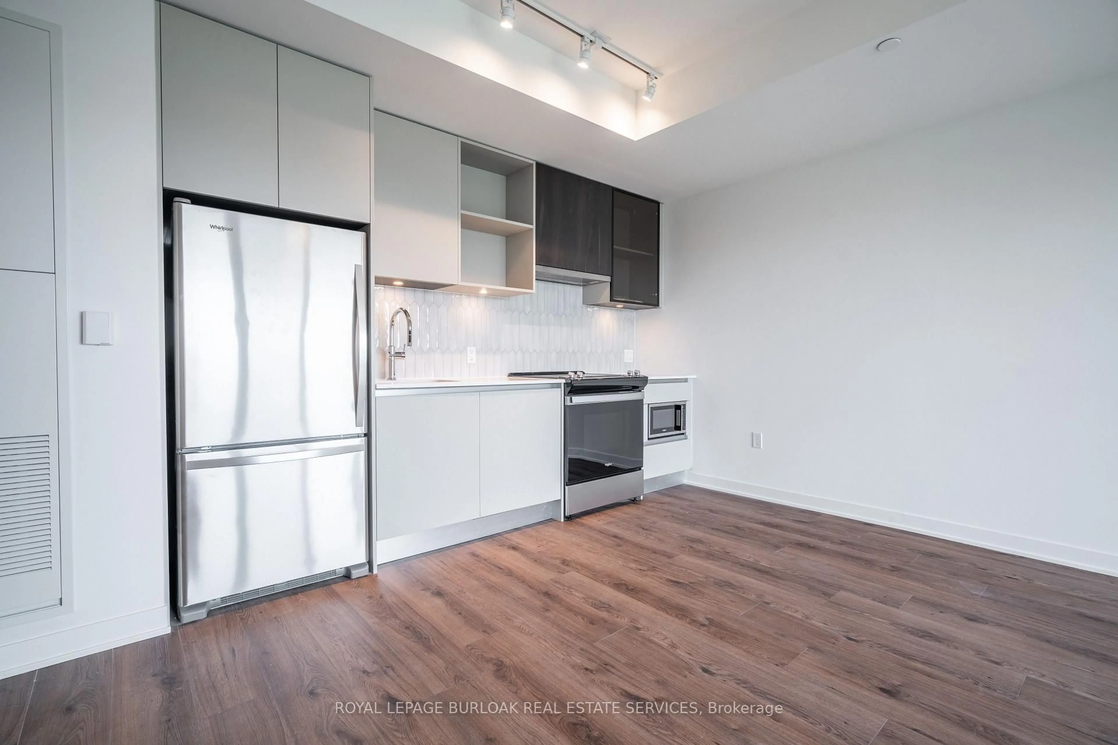 Unknown for 395 Dundas St #801, Oakville Ontario L6M 5R8