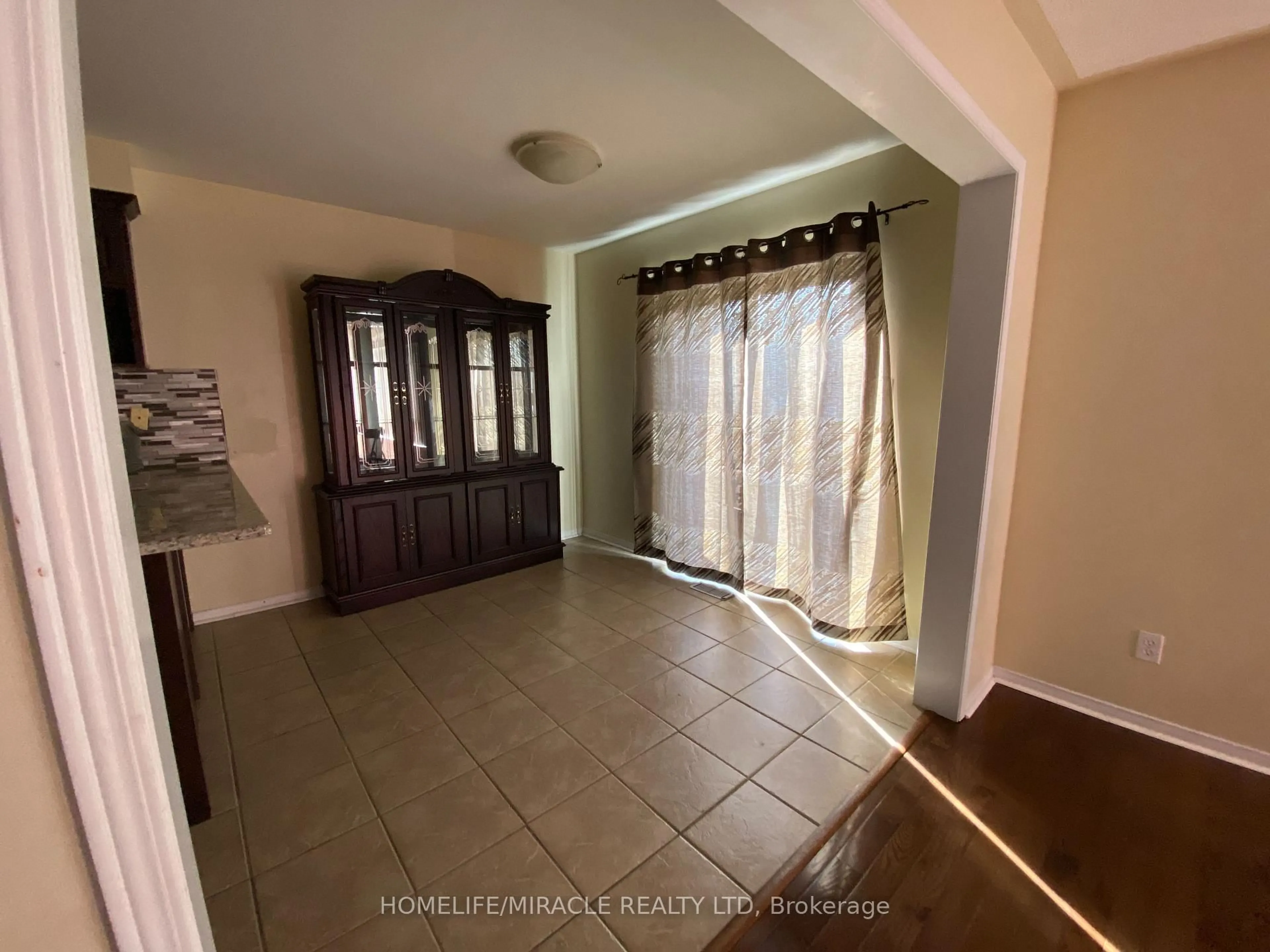 Indoor entryway for 7419 Magistrate Terr, Mississauga Ontario L5W 1K9