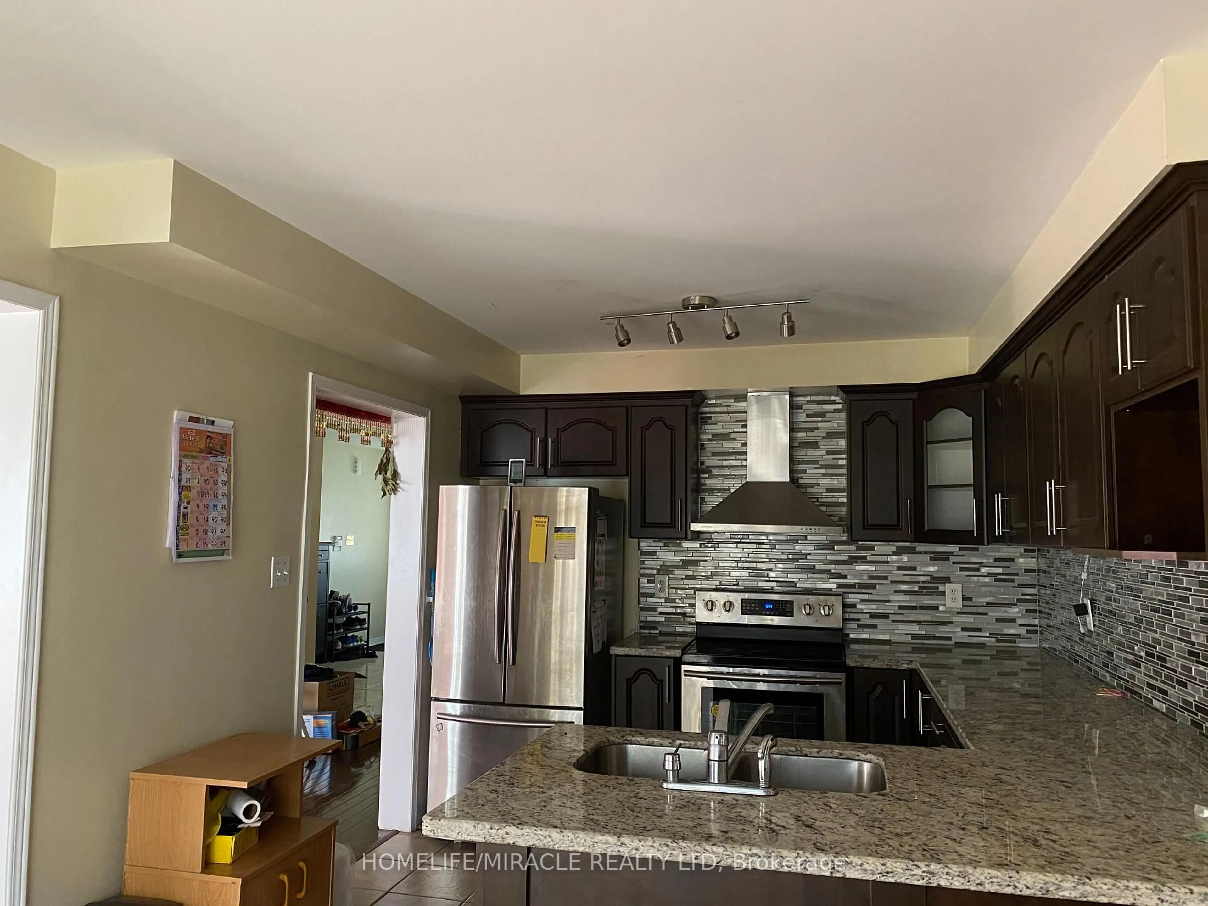 Open concept kitchen, ceramic/tile floor for 7419 Magistrate Terr, Mississauga Ontario L5W 1K9