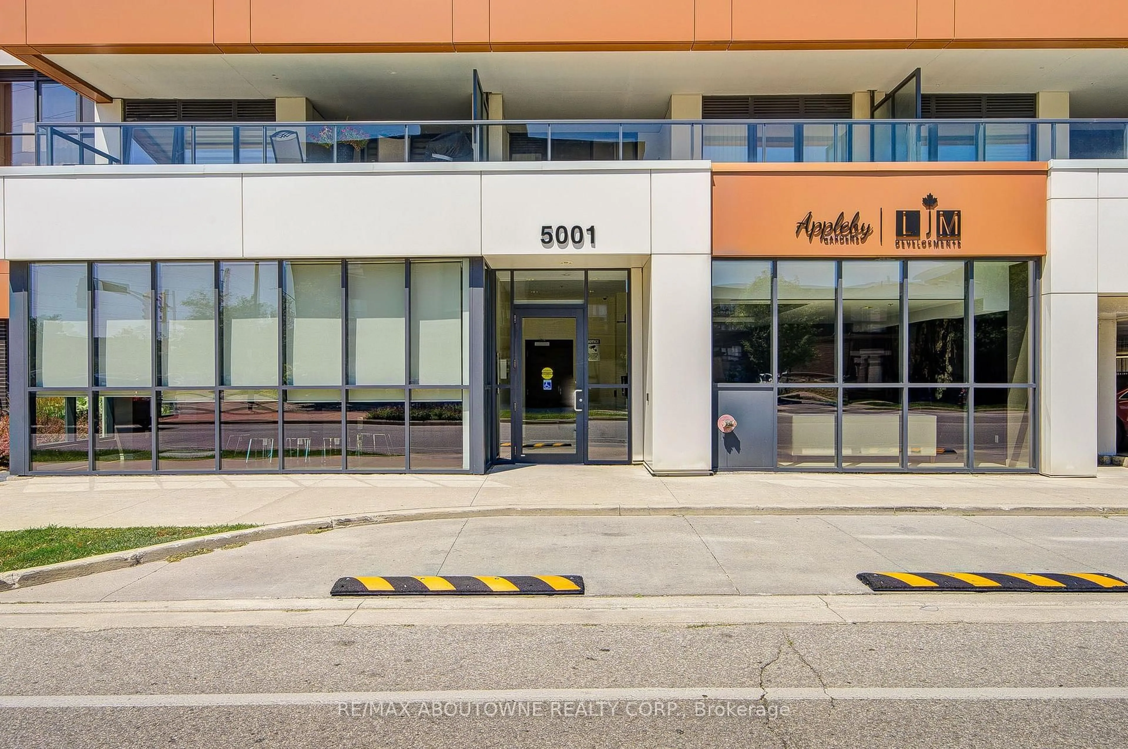 Indoor foyer for 5001 Corporate Dr #611, Burlington Ontario L7L 0H5