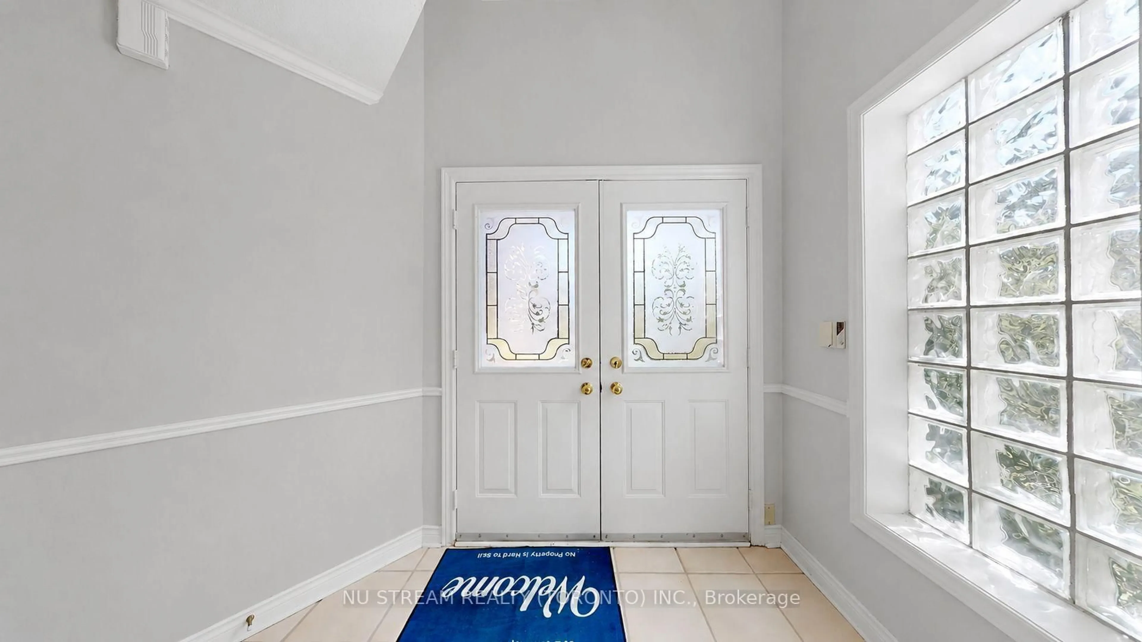 Indoor entryway for 1337 Daniel Creek Rd, Mississauga Ontario L5V 1V3