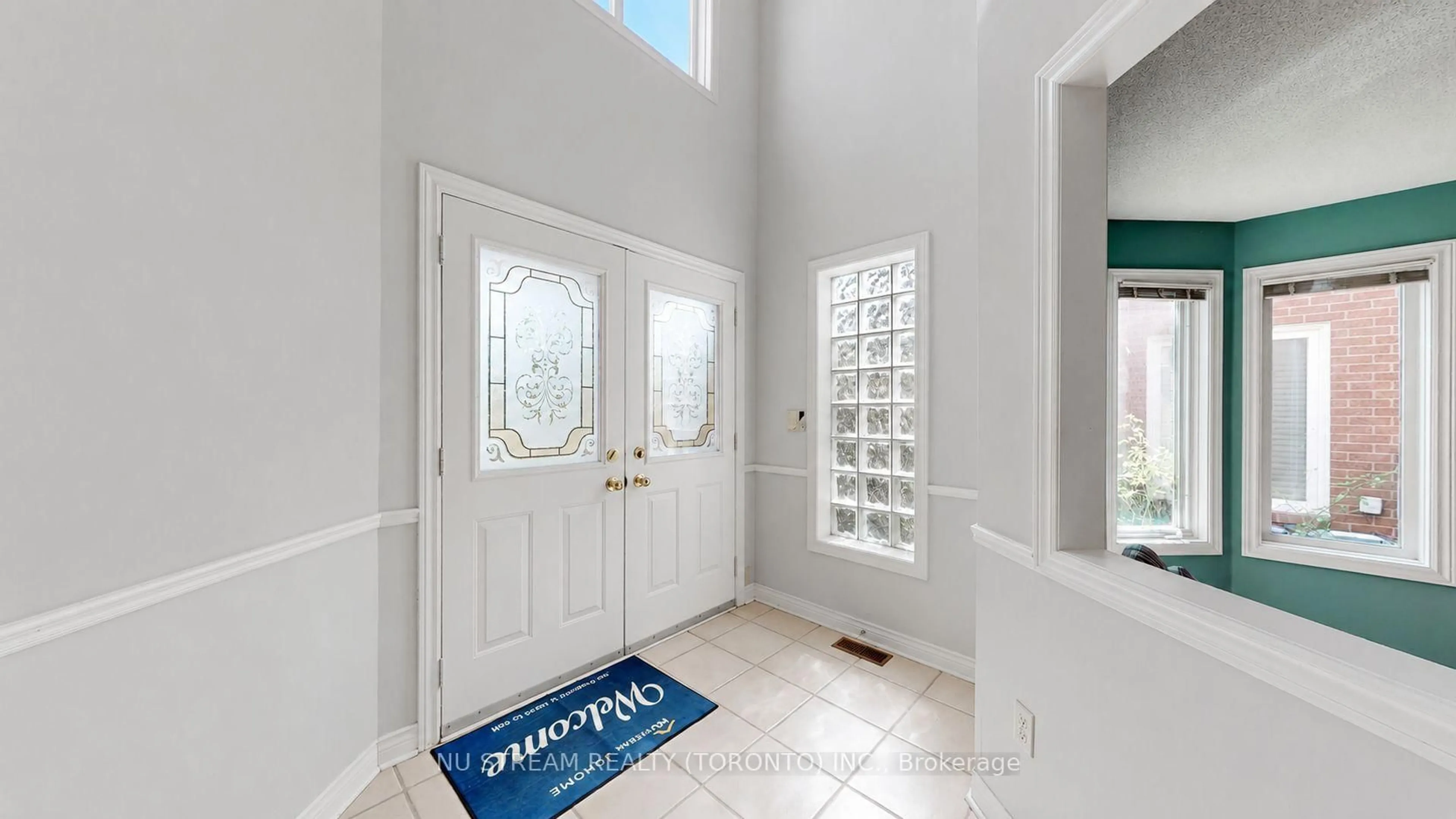 Indoor entryway for 1337 Daniel Creek Rd, Mississauga Ontario L5V 1V3