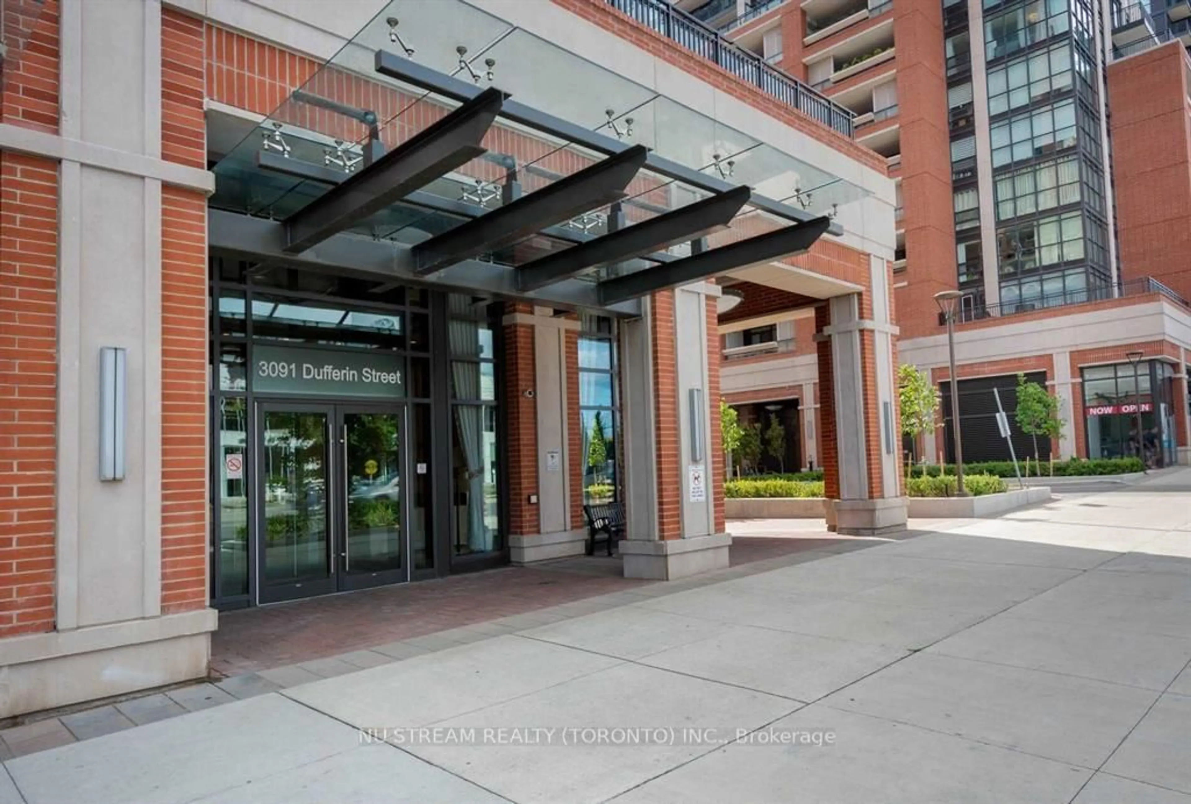 Indoor foyer for 3091 Dufferin St #613, Toronto Ontario M6A 0C4