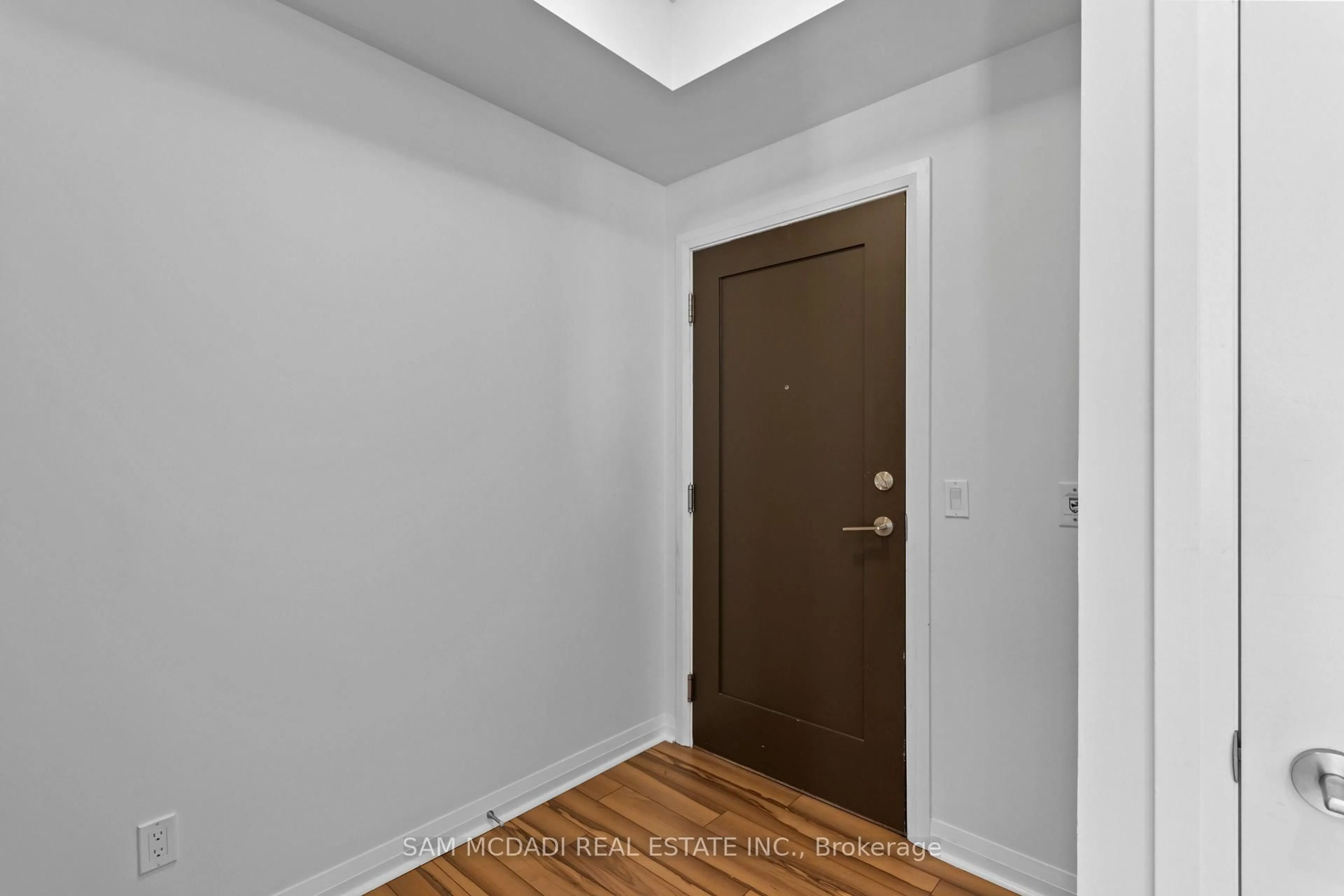 Indoor entryway for 55 Eglinton Ave #1602, Mississauga Ontario L5R 0E5