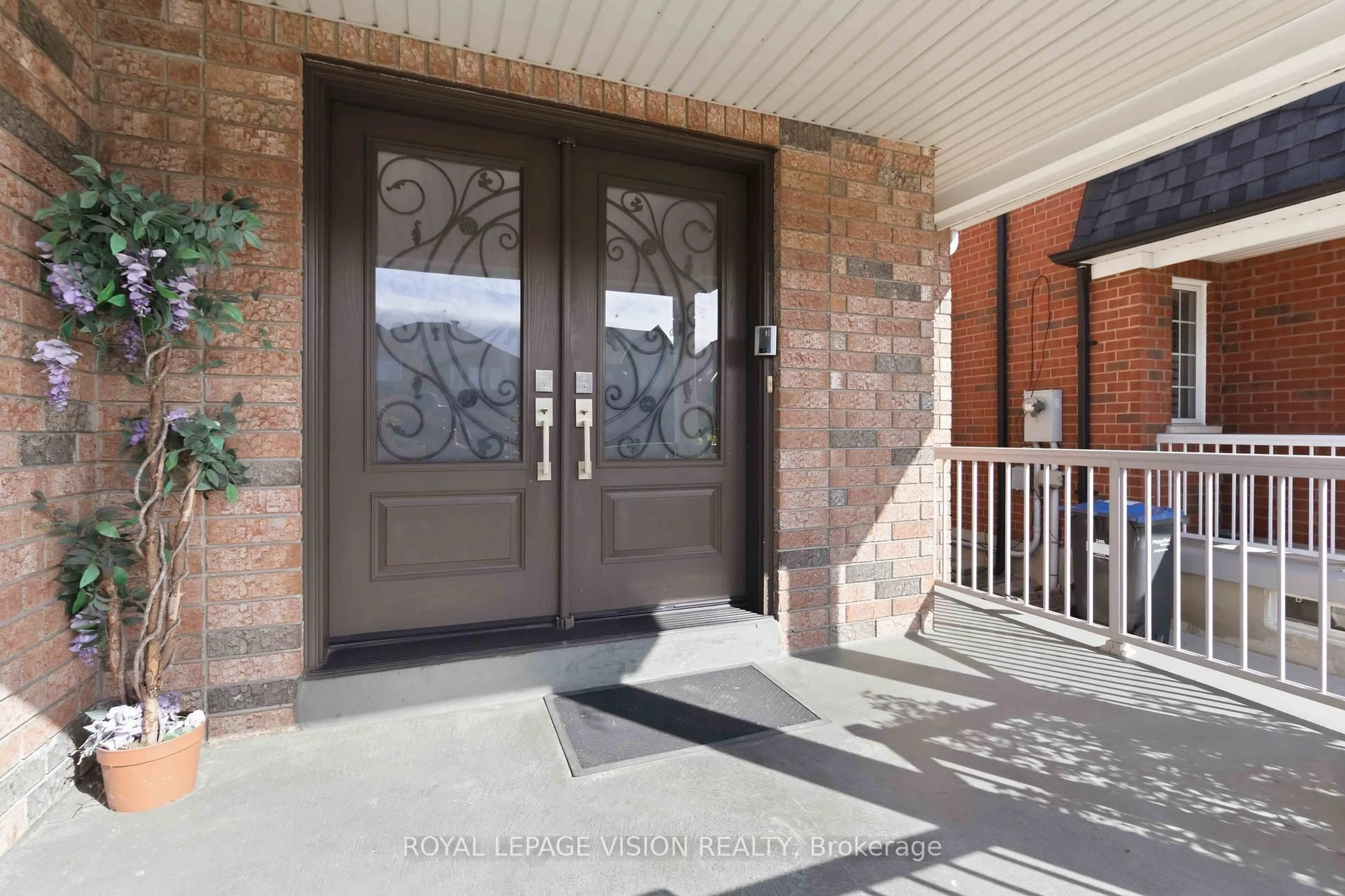 Indoor entryway for 3859 Mcdowell Dr, Mississauga Ontario L5M 6P1