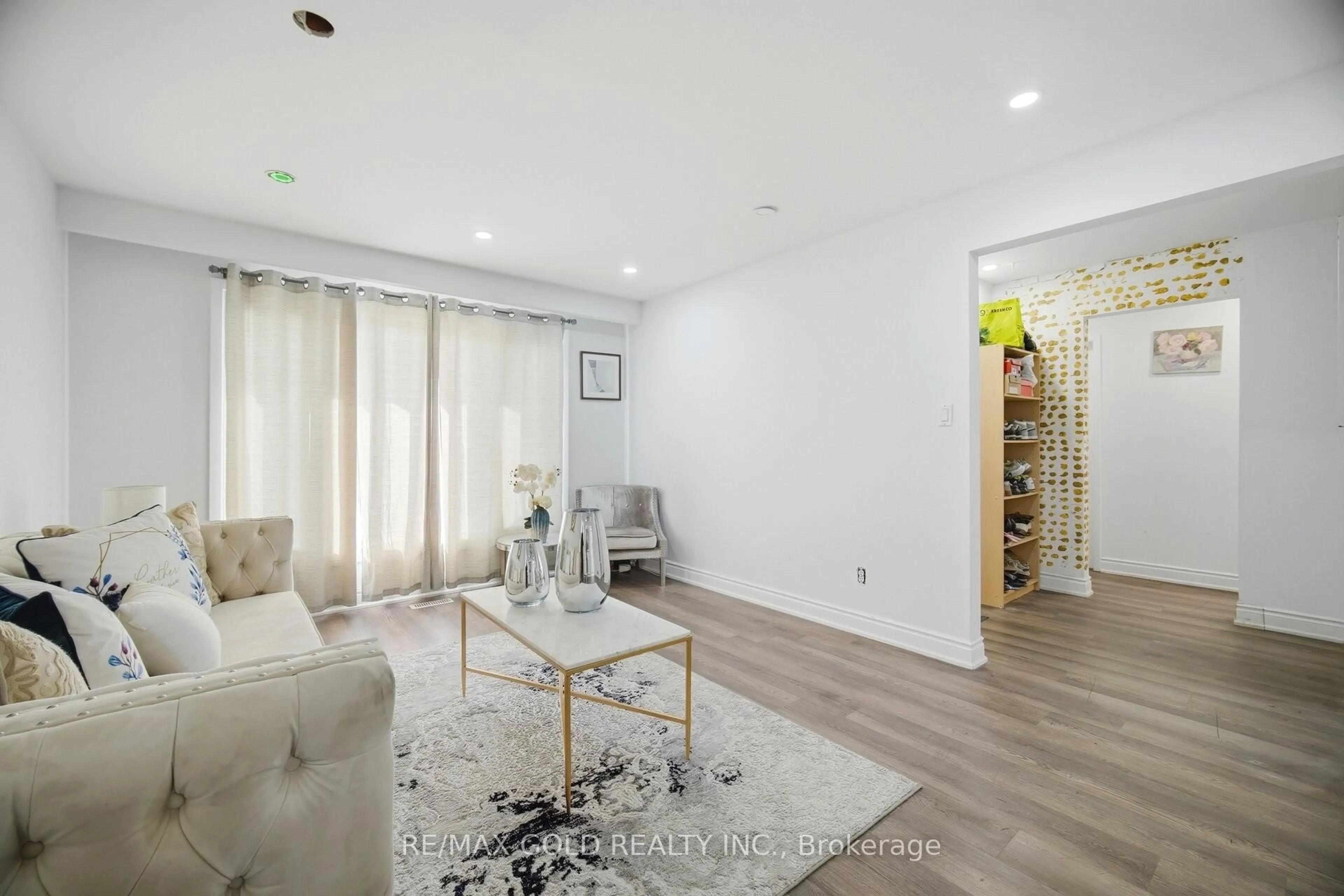 Living room with furniture, wood/laminate floor for 3345 Monica Dr, Mississauga Ontario L4T 3E6