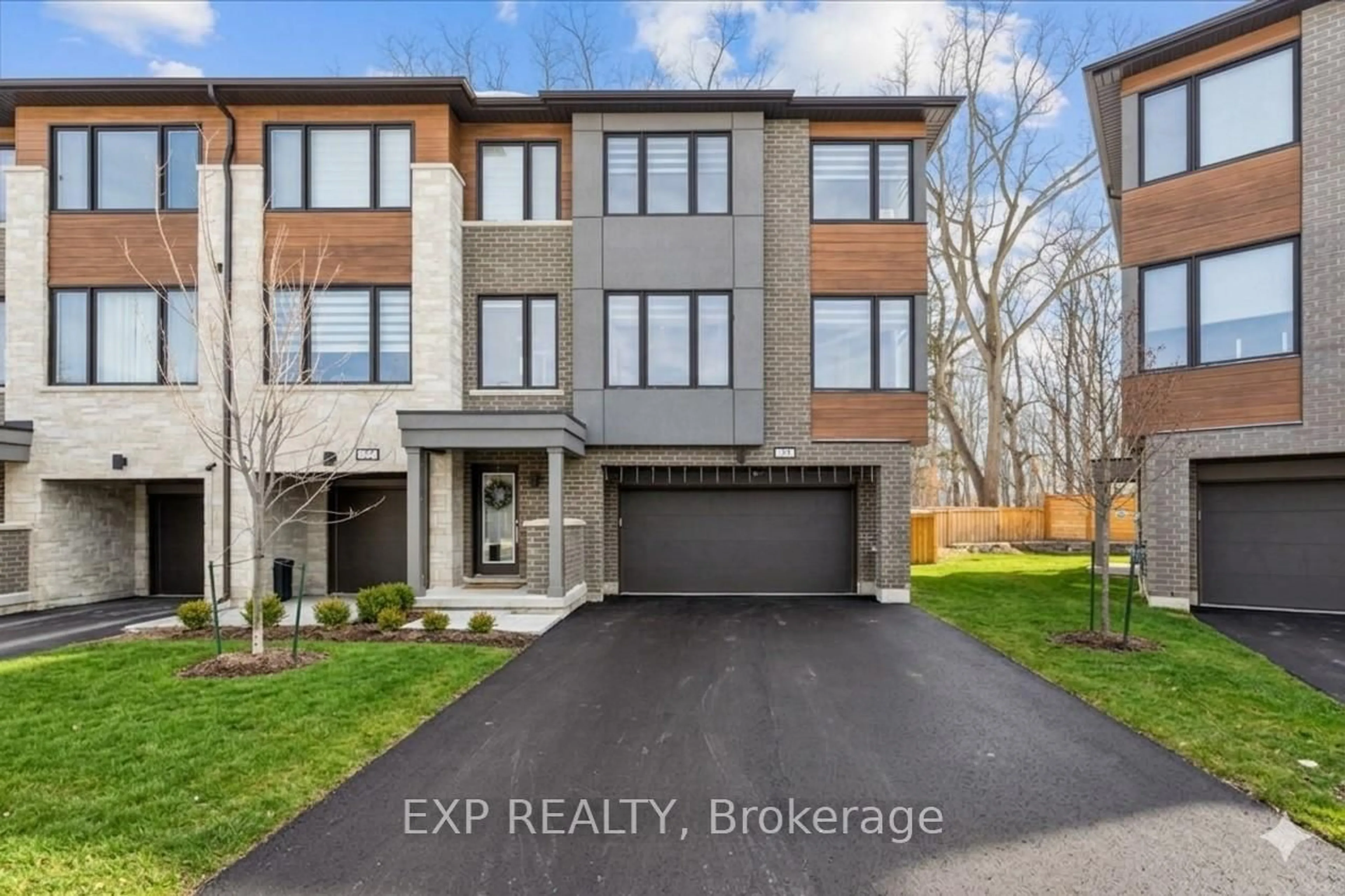 A pic from outside/outdoor area/front of a property/back of a property/a pic from drone, street for 29 Briar Crt, Halton Hills Ontario L7G 0P5