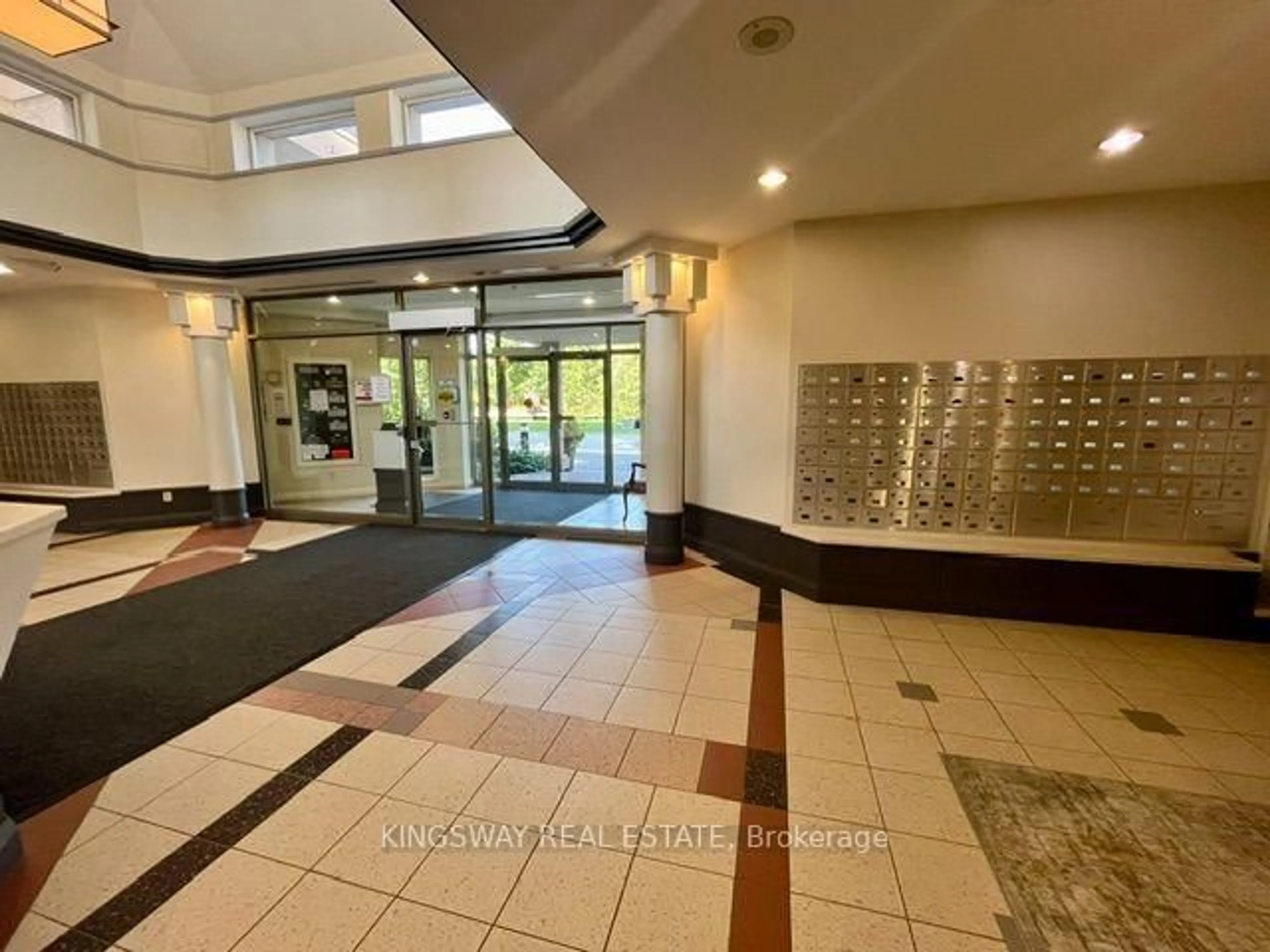 Indoor foyer for 1140 Parkwest Pl #1108, Mississauga Ontario L5E 3K9