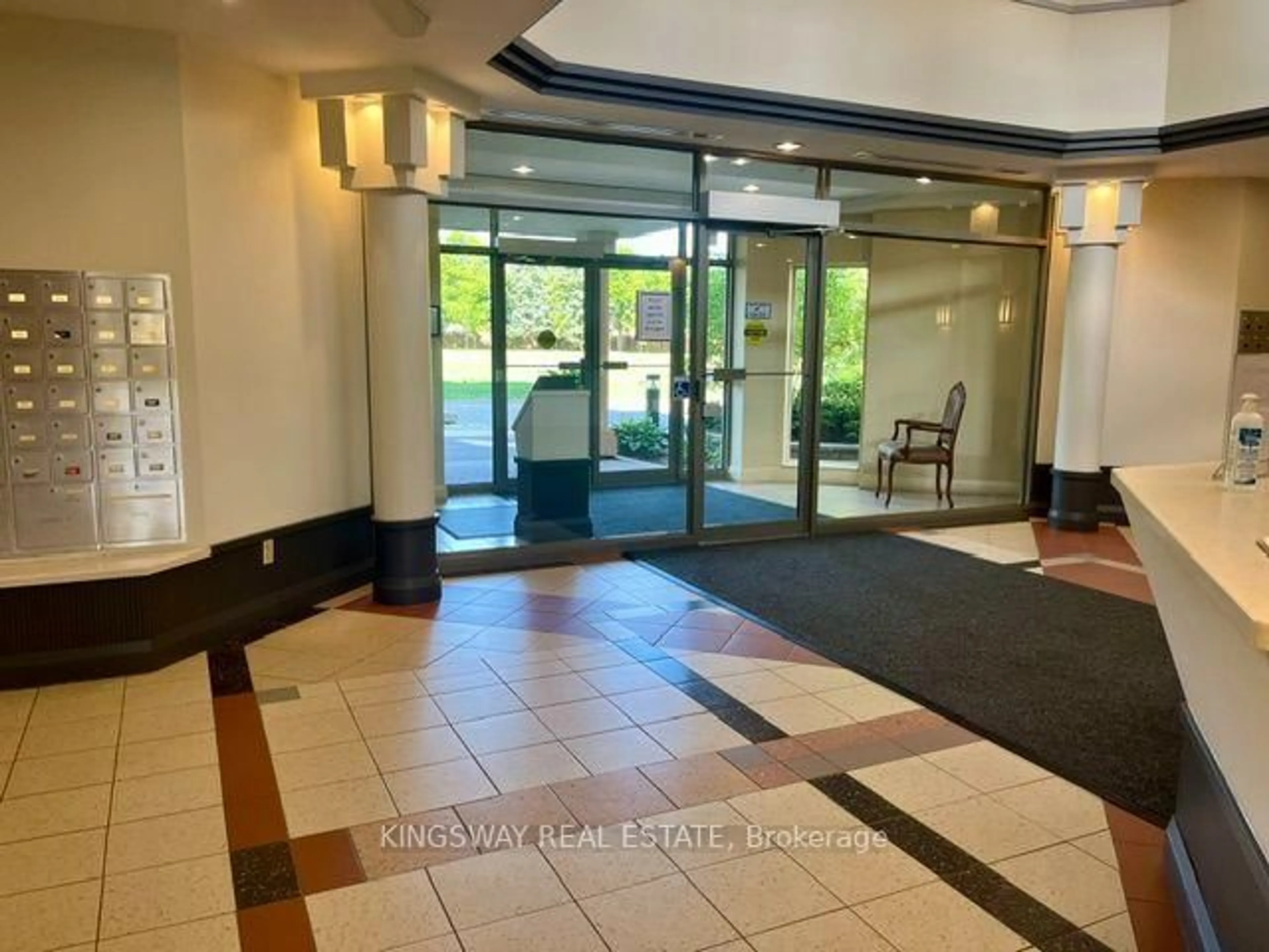 Indoor foyer for 1140 Parkwest Pl #1108, Mississauga Ontario L5E 3K9