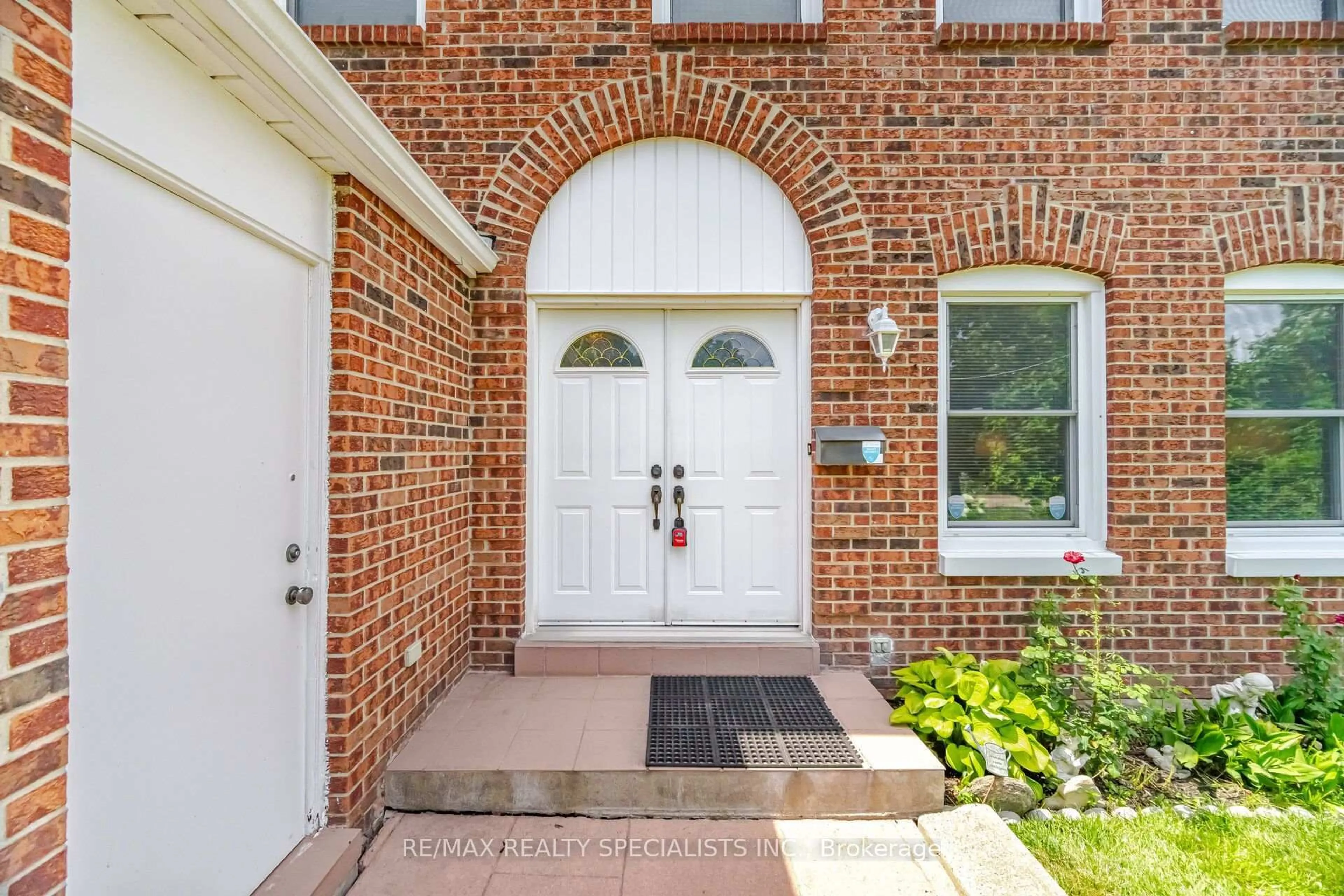 Home with brick exterior material, street for 18 Jill Cres, Brampton Ontario L6S 3J2