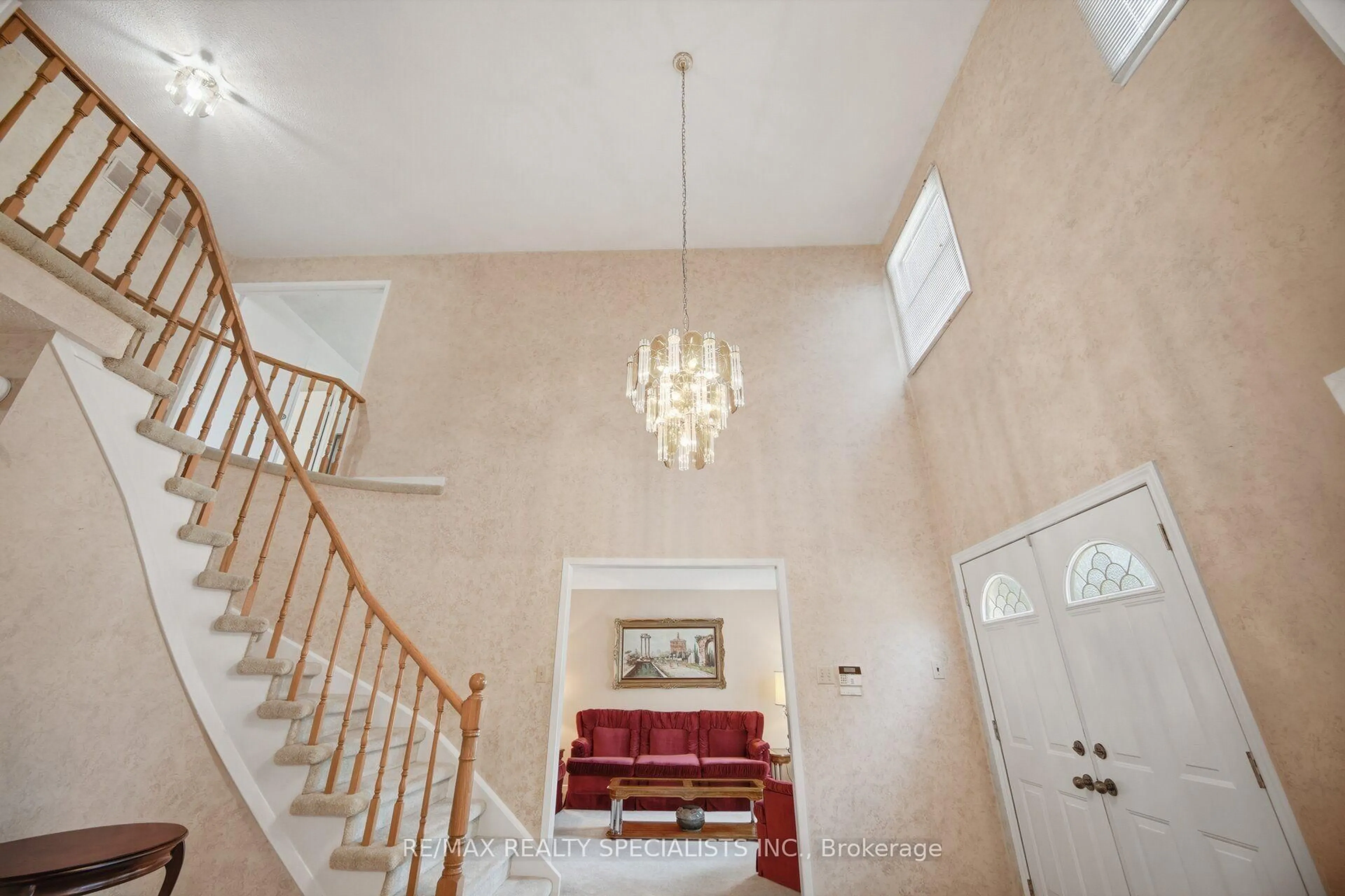 Indoor foyer for 18 Jill Cres, Brampton Ontario L6S 3J2