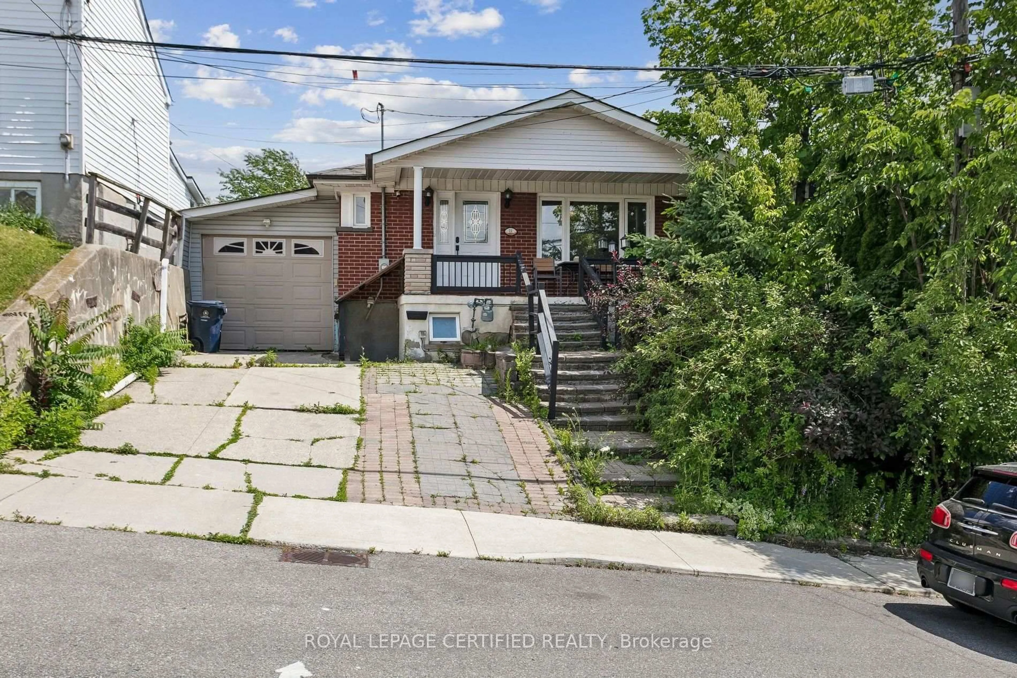 A pic from outside/outdoor area/front of a property/back of a property/a pic from drone, street for 33 Donald Ave, Toronto Ontario M6M 1J9