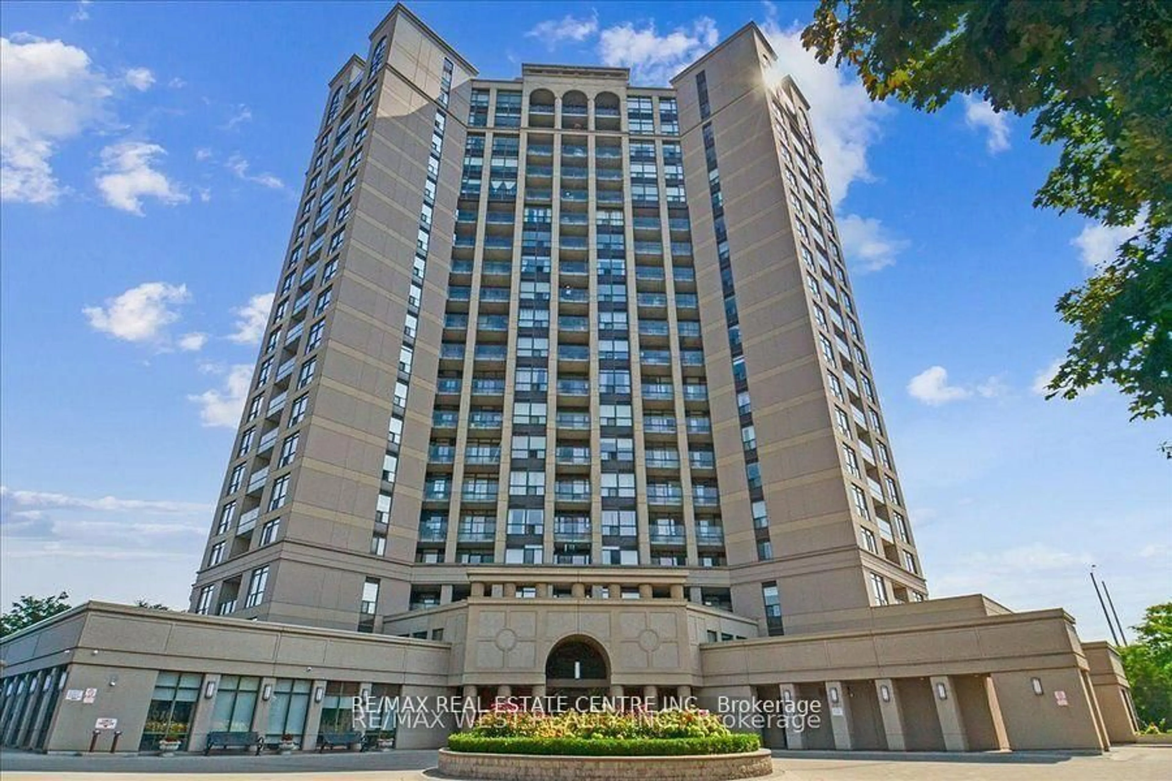 Indoor foyer for 220 Forum Dr #TH#111, Mississauga Ontario L4Z 4K1